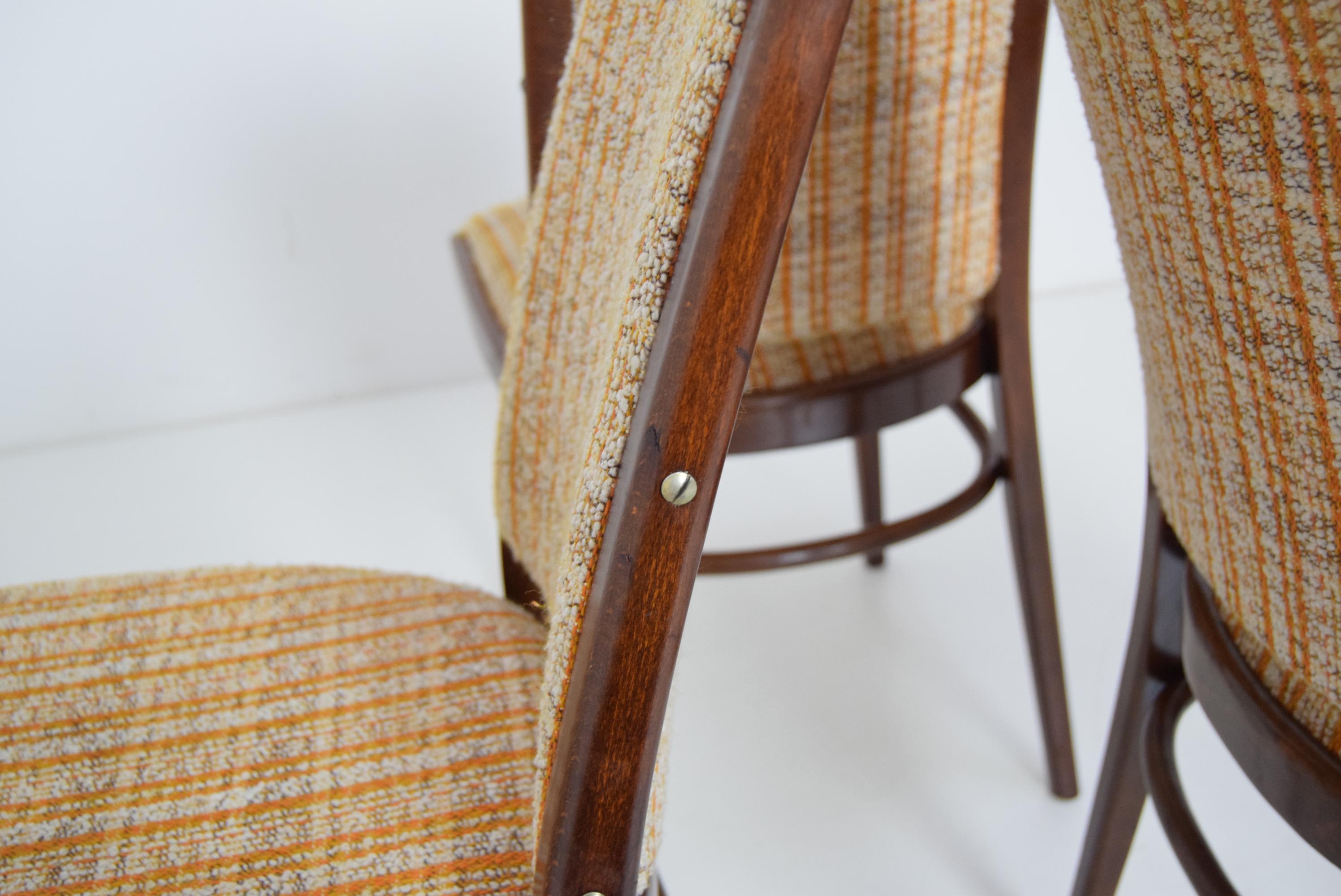 Milieu du XXe siècle Ensemble de trois chaises par Ton, années 1960 en vente