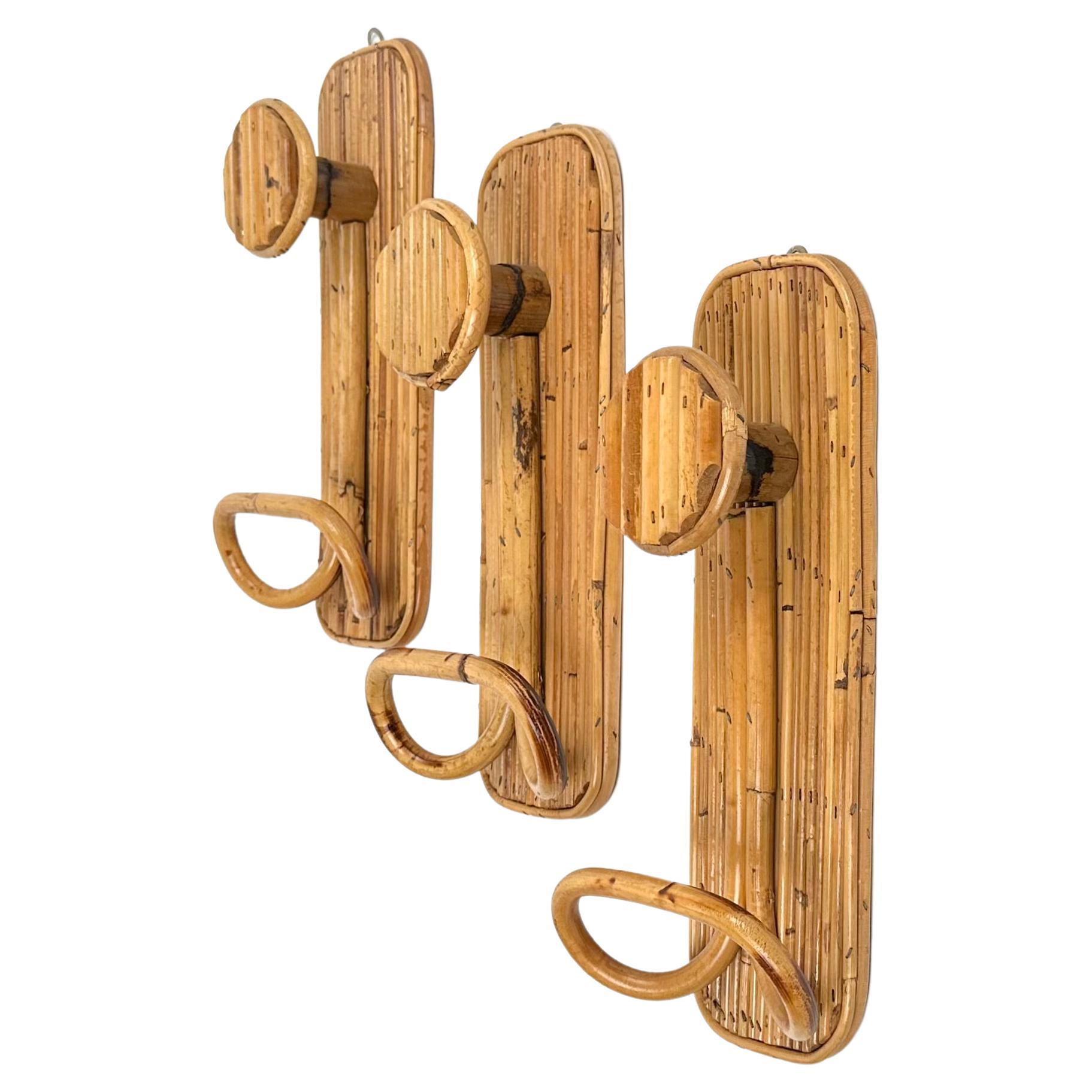 Set of three rectangular coat hangers in rattan and bamboo, double hook. 

Made in Italy in the 1970s.