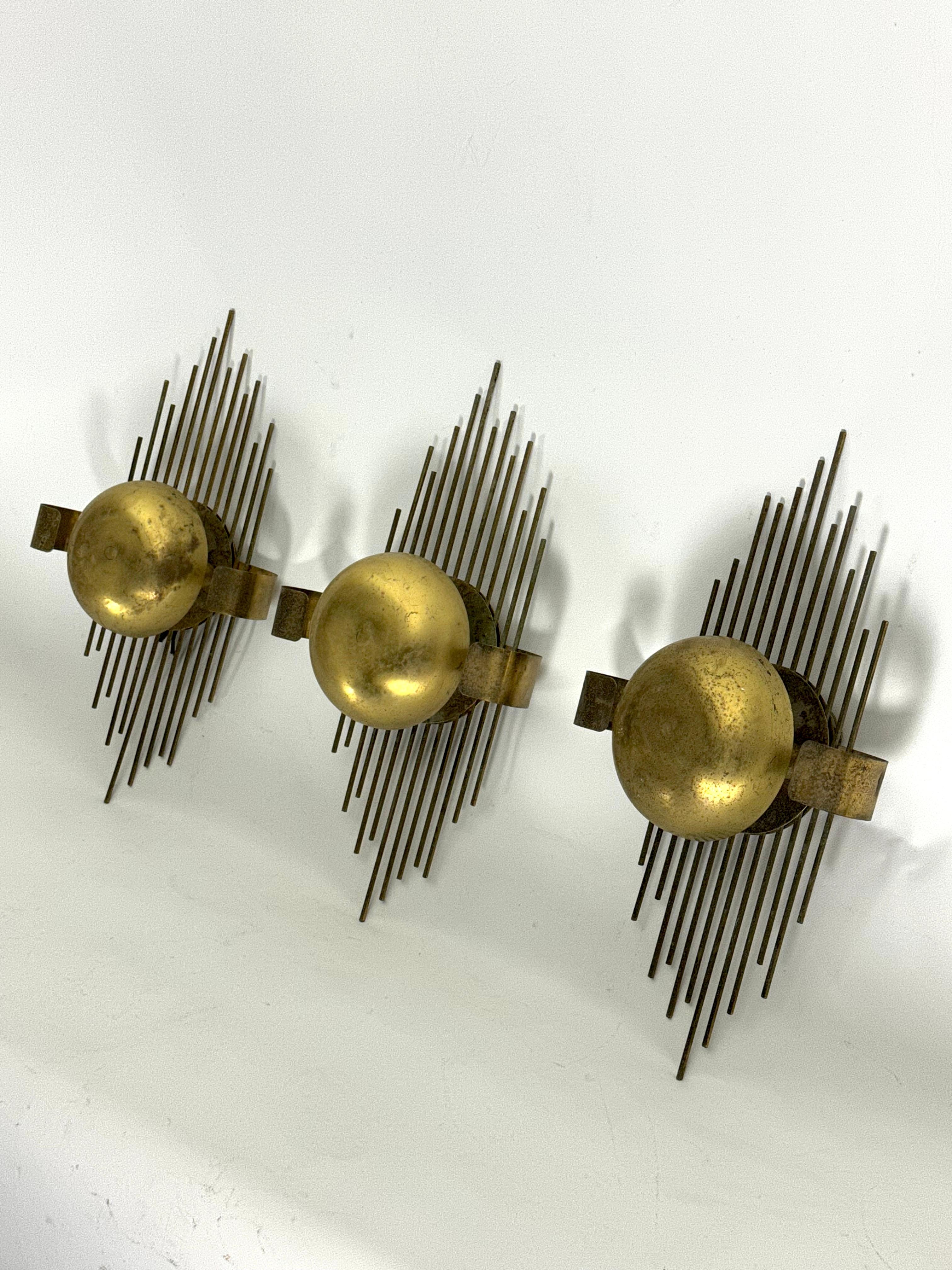 Mid-Century Set of three gilded metal sconces. Italy 1950s In Good Condition For Sale In Catania, CT