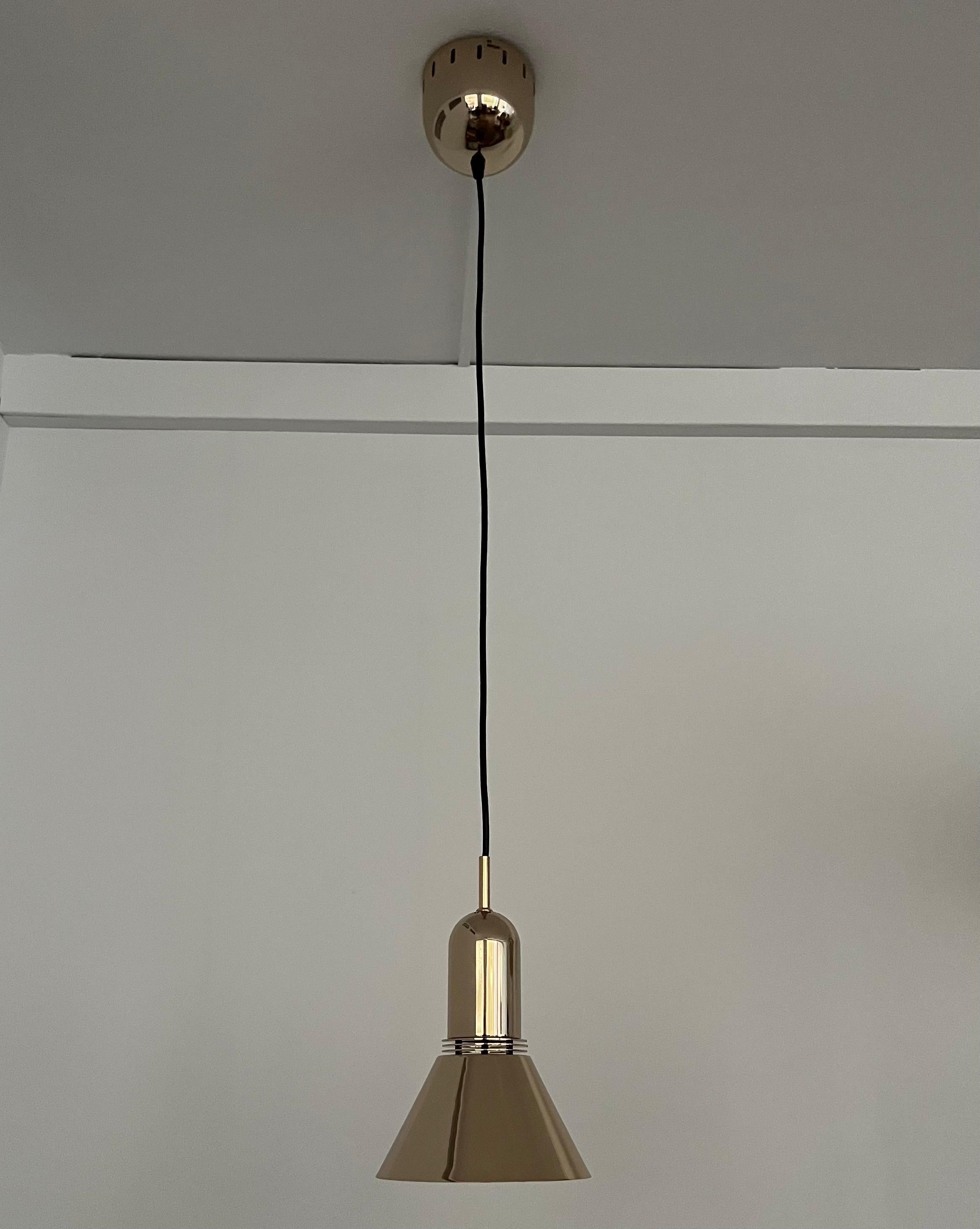 Bellissimo e unico set di tre lampadari lunghi in oro di Leonardo Marelli per Estiluz. Model No: T-1142 Dorado (oro). Questi apparecchi sono stati progettati e prodotti a Barcellona (Spagna) negli anni Settanta. Esterno: Cromatura in oro e Interno: