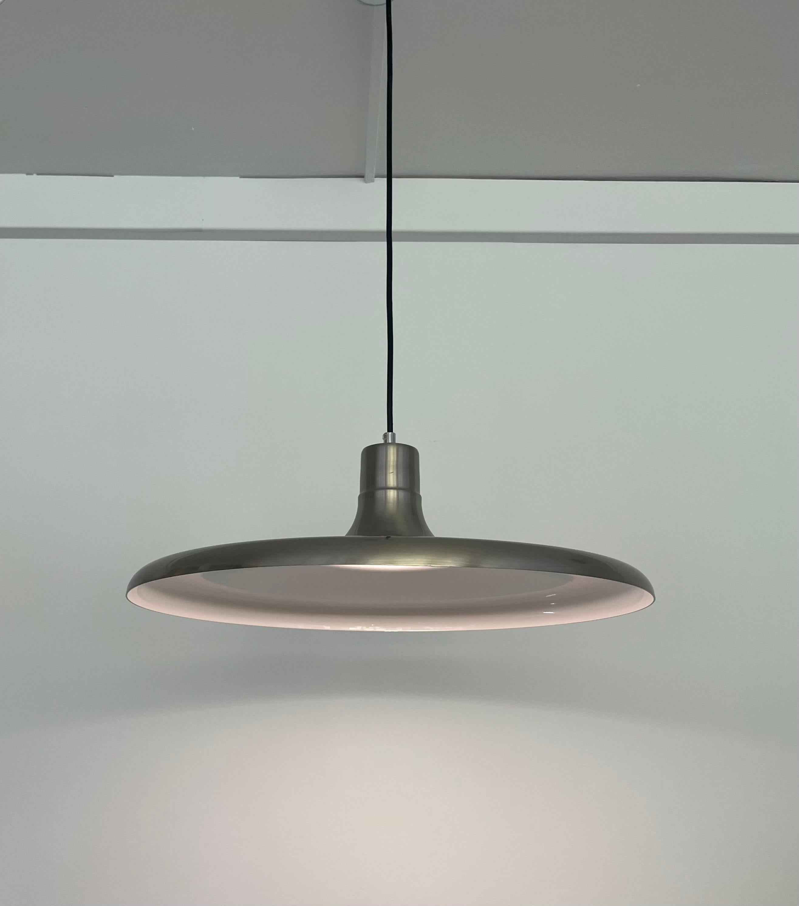 Set von drei Metallkronleuchtern aus der Mitte des Jahrhunderts von Estiluz, Barcelona, 1970er Jahre (Moderne der Mitte des Jahrhunderts) im Angebot