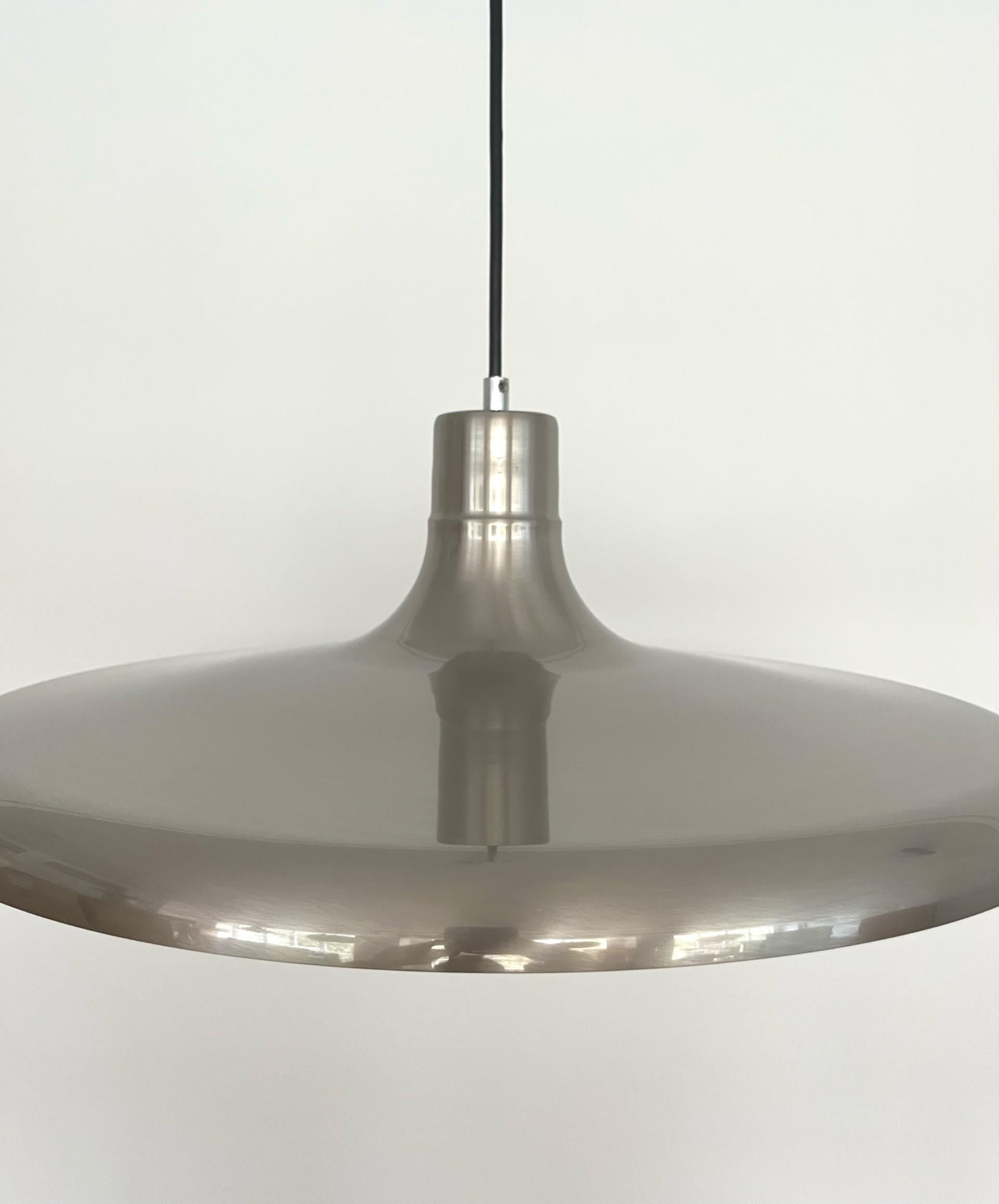 Set von drei Metallkronleuchtern aus der Mitte des Jahrhunderts von Estiluz, Barcelona, 1970er Jahre (Ende des 20. Jahrhunderts) im Angebot