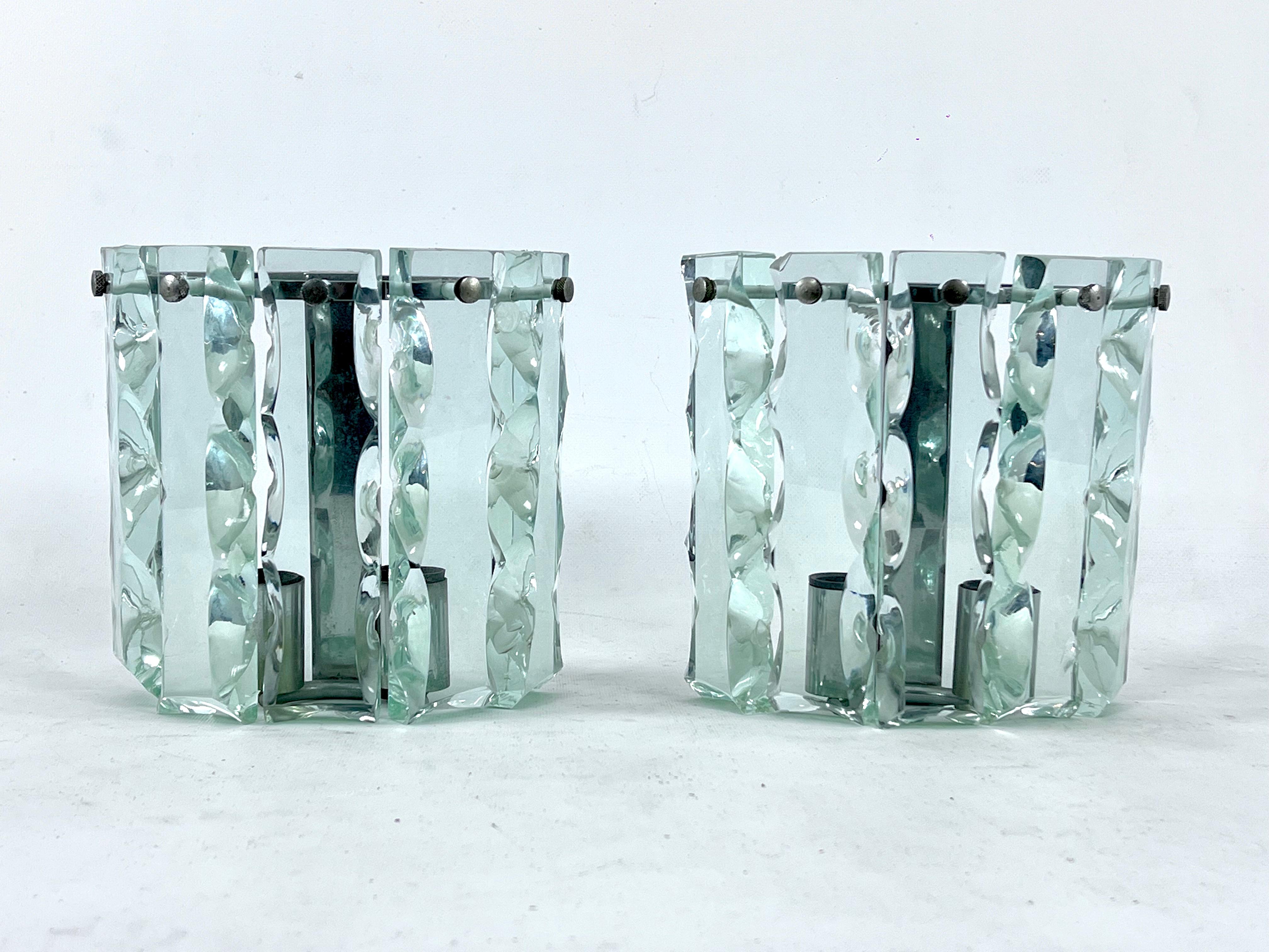 Very good vintage condition for this pair of thick cut glass sconces produced by the Italian Zero Quattro during the 1970. No chips or cracks. Full working with EU standard, adaptable on demand for USA standard.