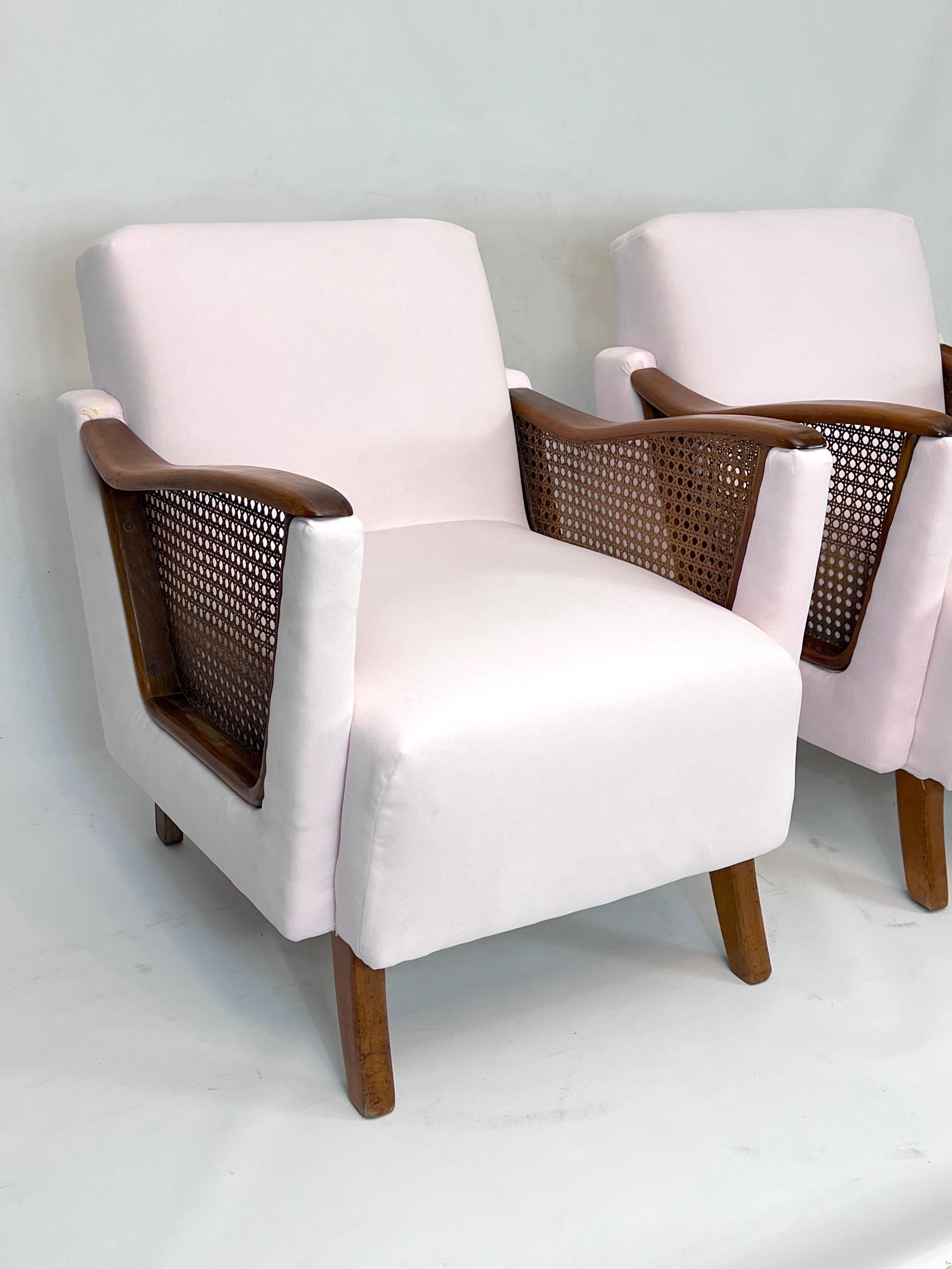 Mid-Century Modern Ensemble de deux fauteuils italiens du milieu du siècle dernier en bois, rotin et velours rose en vente