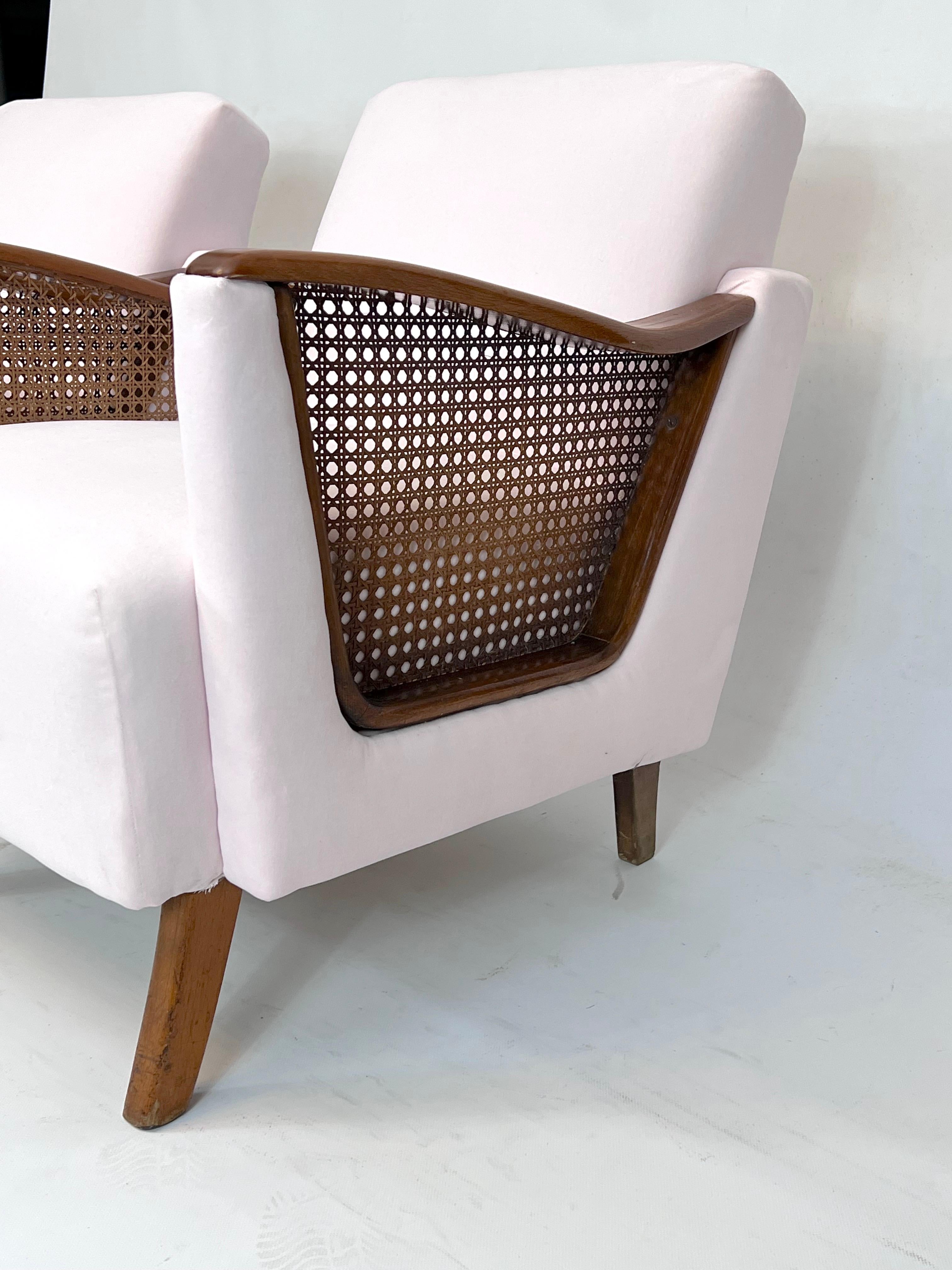 20ième siècle Ensemble de deux fauteuils italiens du milieu du siècle dernier en bois, rotin et velours rose en vente