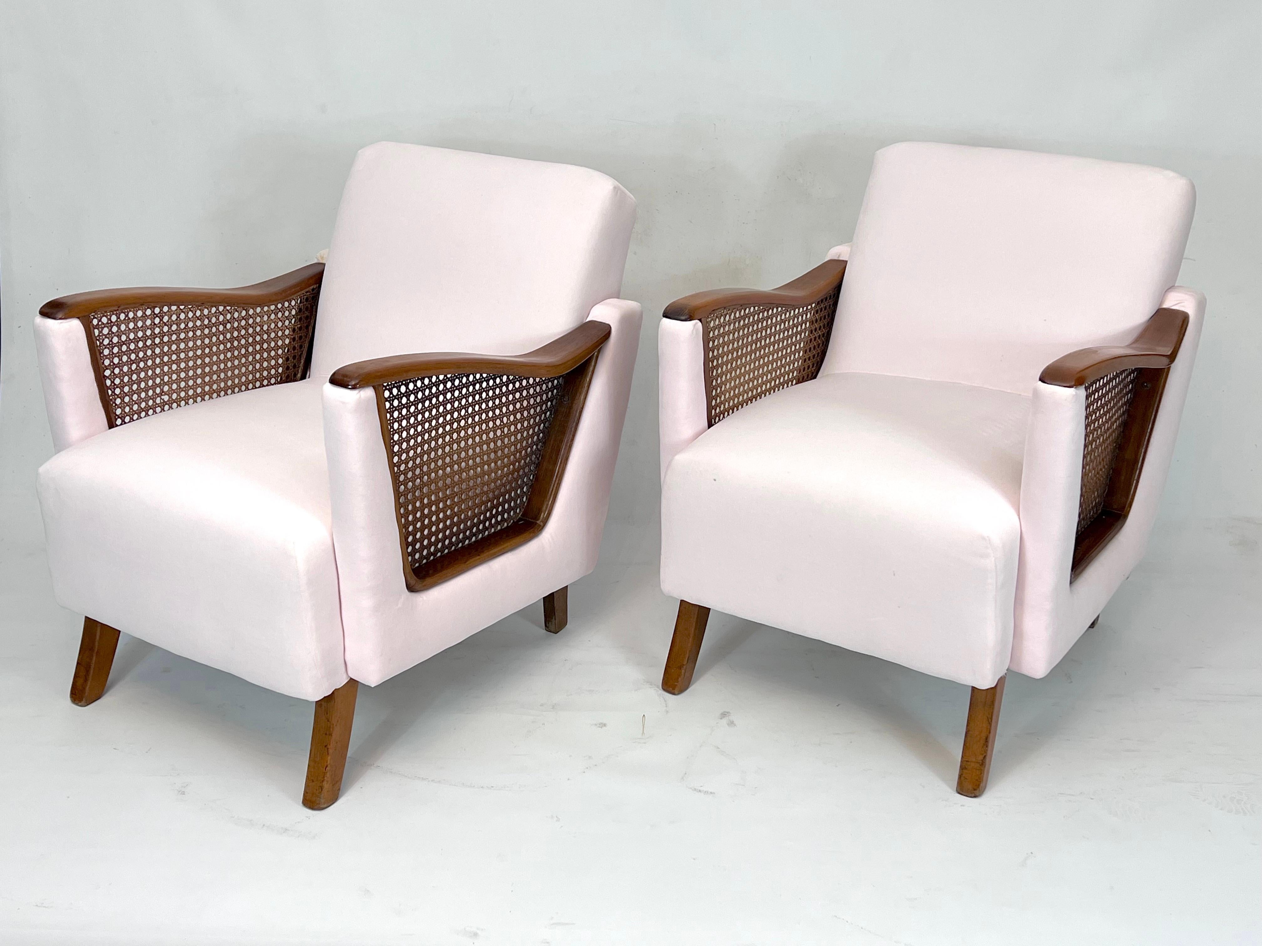 Velours Ensemble de deux fauteuils italiens du milieu du siècle dernier en bois, rotin et velours rose en vente