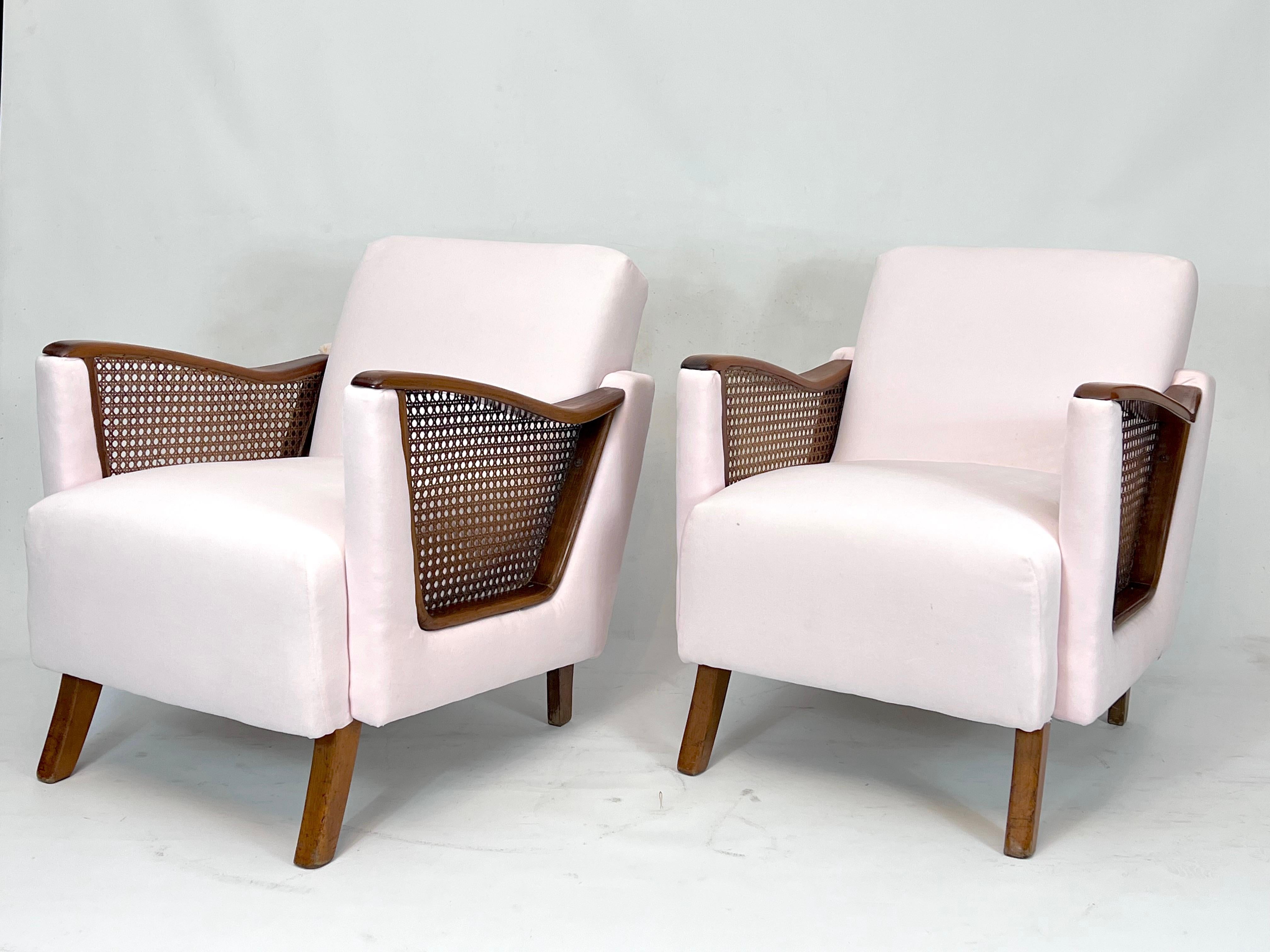 Mid-Century set of two Italian wood, rattan and pink velvet armchairs For Sale 1