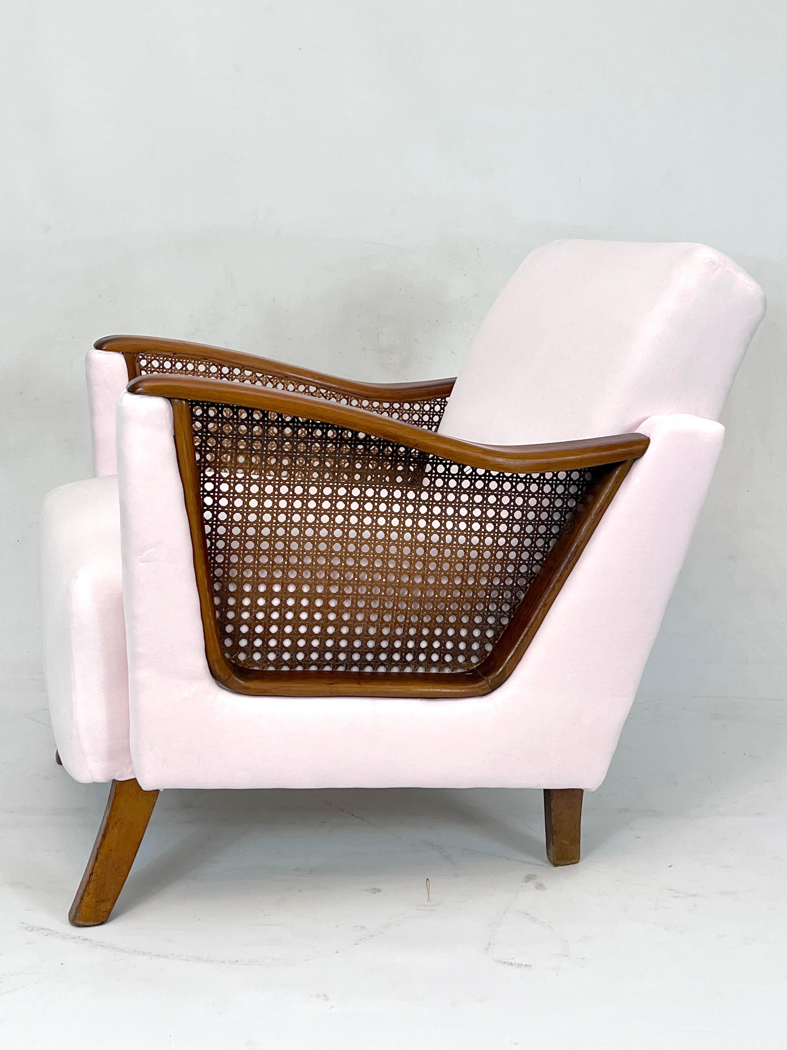 Mid-Century set of two Italian wood, rattan and pink velvet armchairs For Sale 2