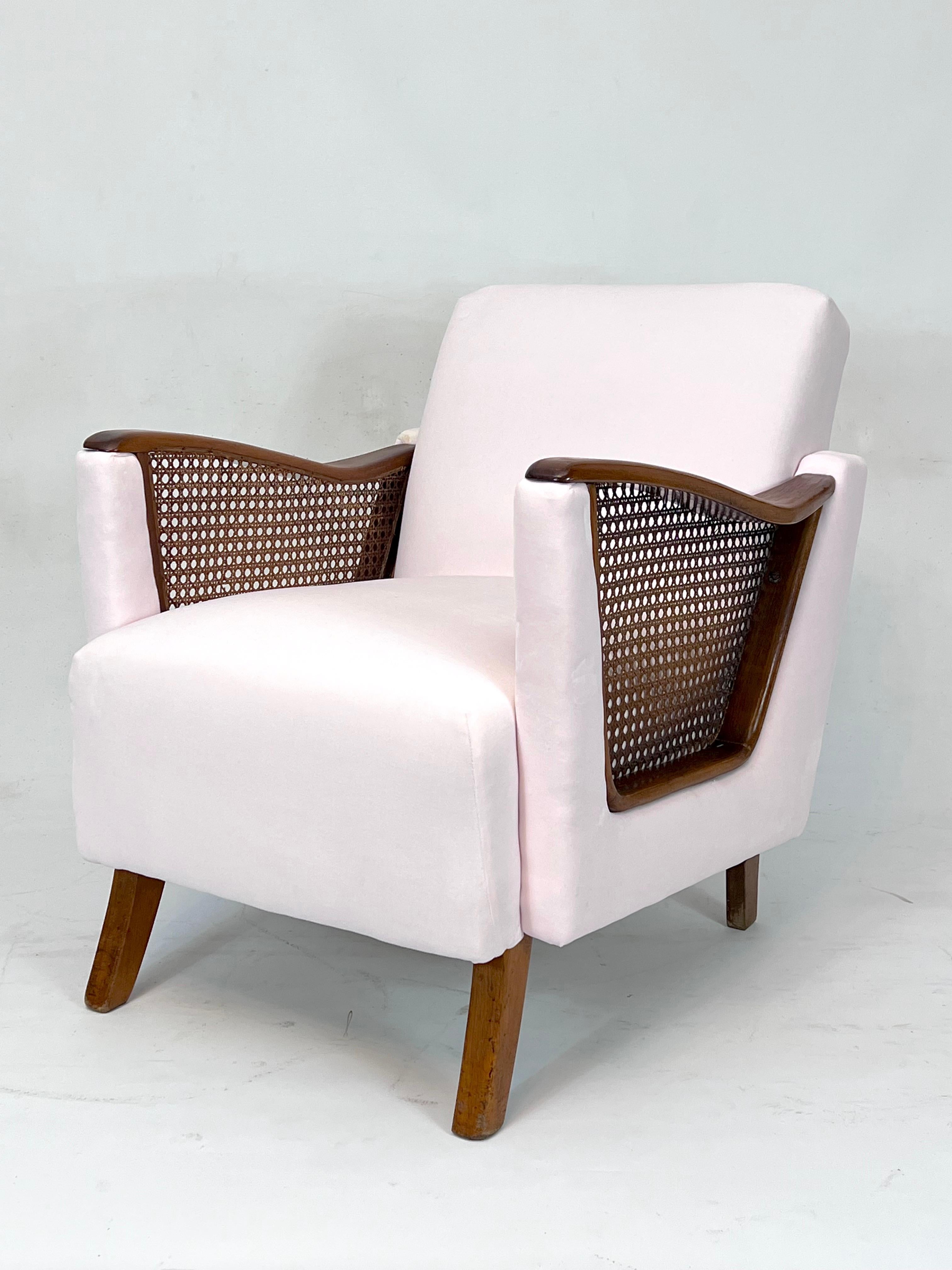 Ensemble de deux fauteuils italiens du milieu du siècle dernier en bois, rotin et velours rose en vente 3