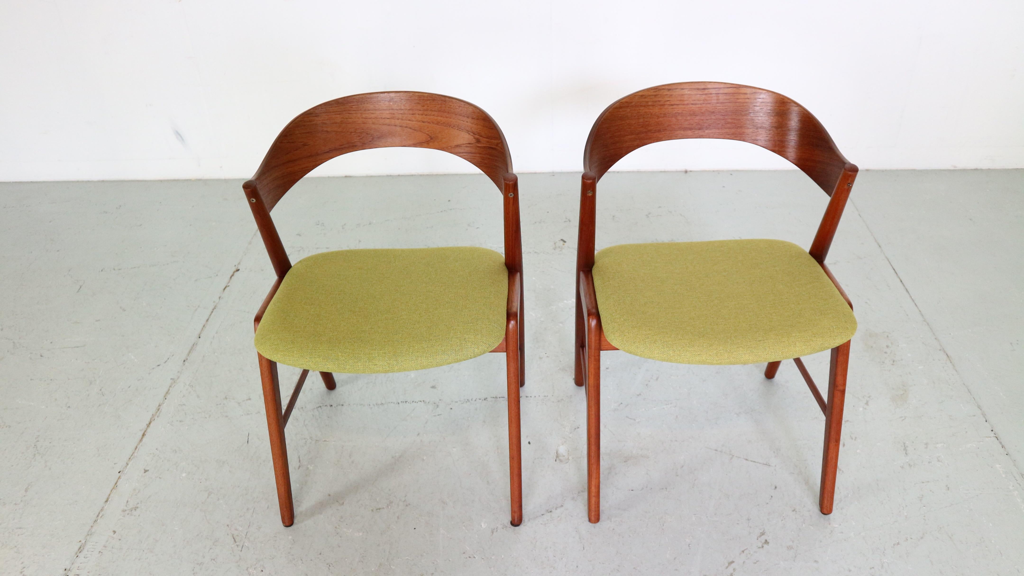Mid- Century Set Of Two Organic Shape Teak Dinning Room Chairs, 1960 Denmark In Good Condition In The Hague, NL
