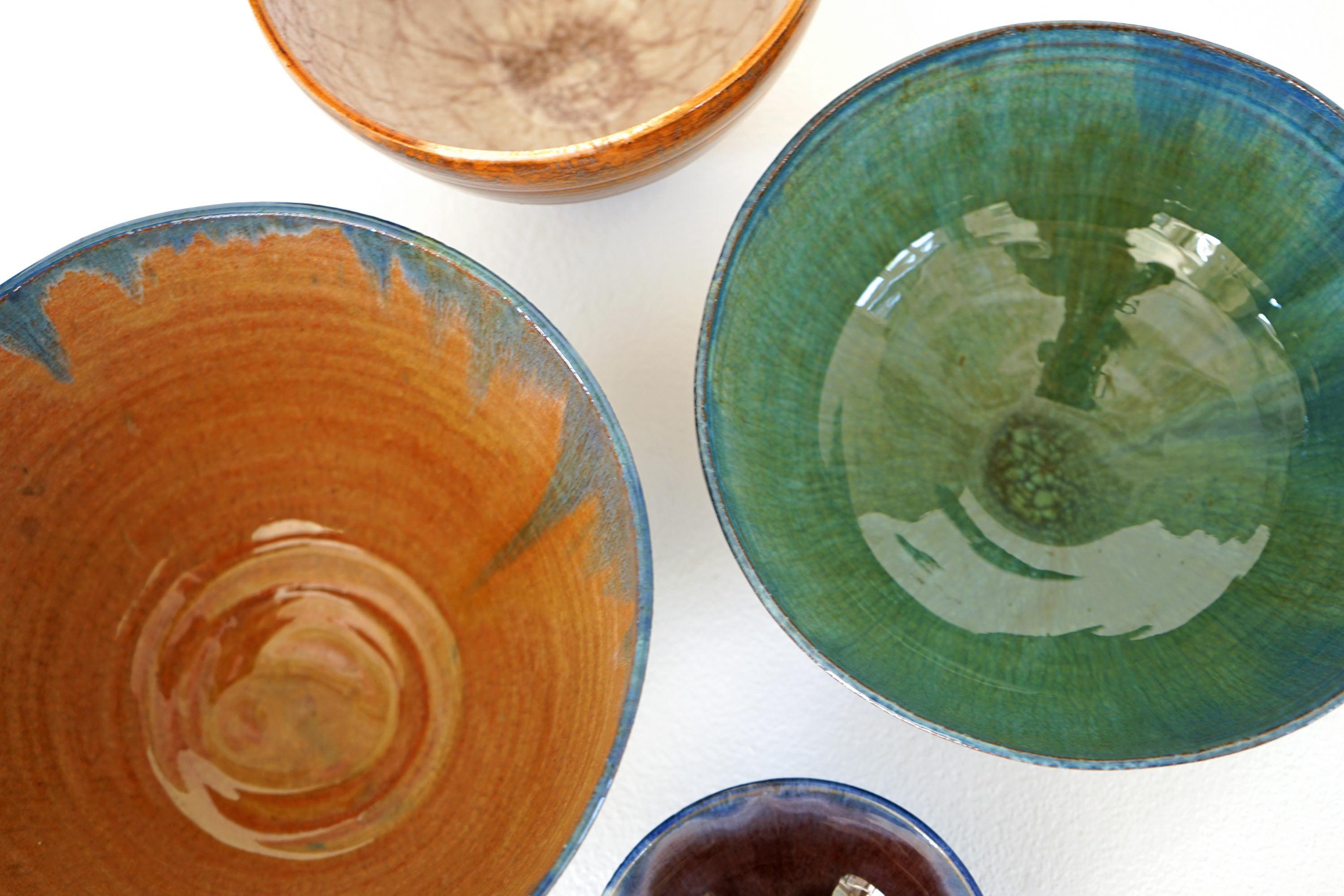 Ensemble de bols en poterie de différents styles du milieu du siècle, années 1970, Studio Pottery en vente 6