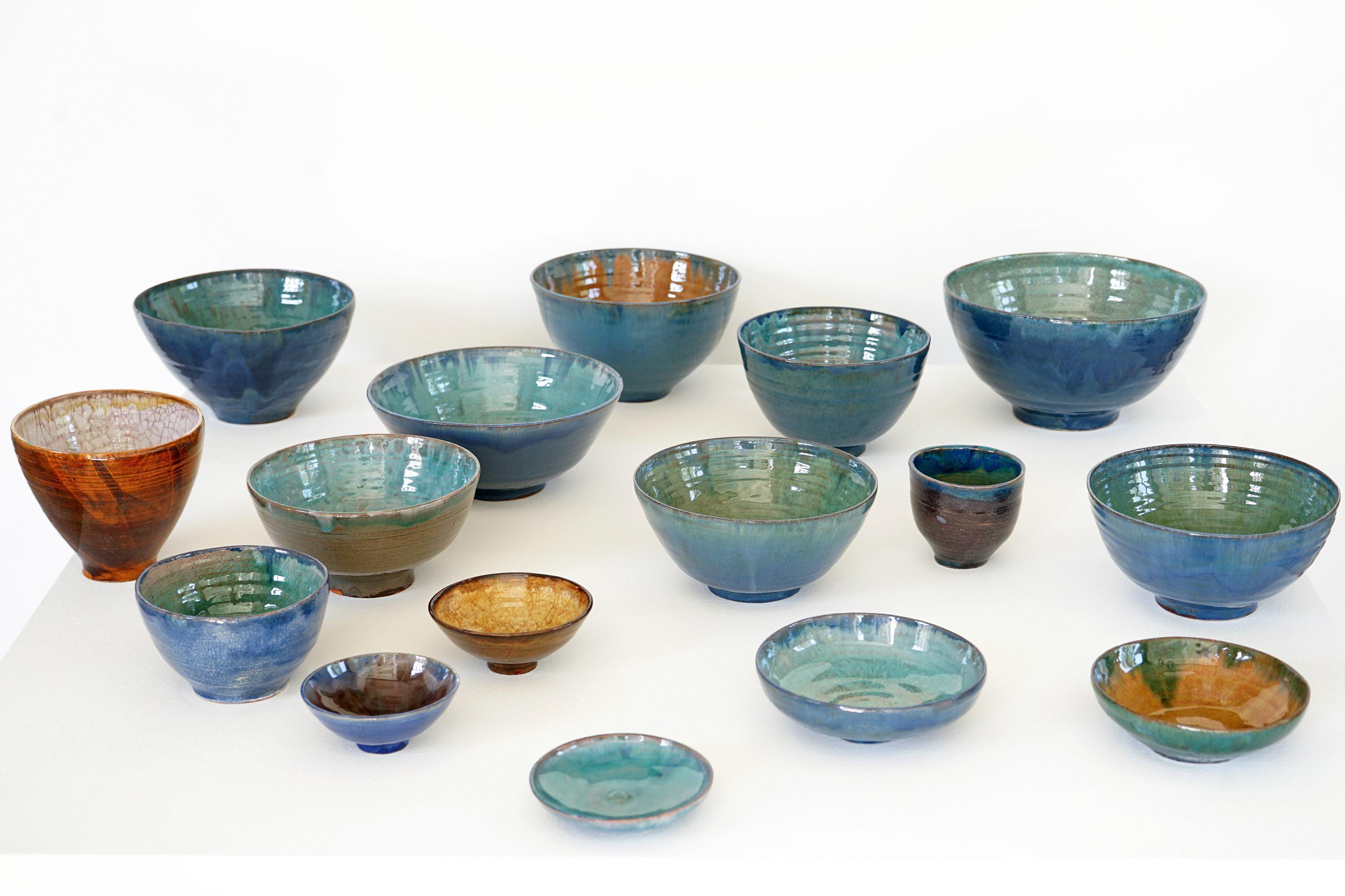 20ième siècle Ensemble de bols en poterie de différents styles du milieu du siècle, années 1970, Studio Pottery en vente