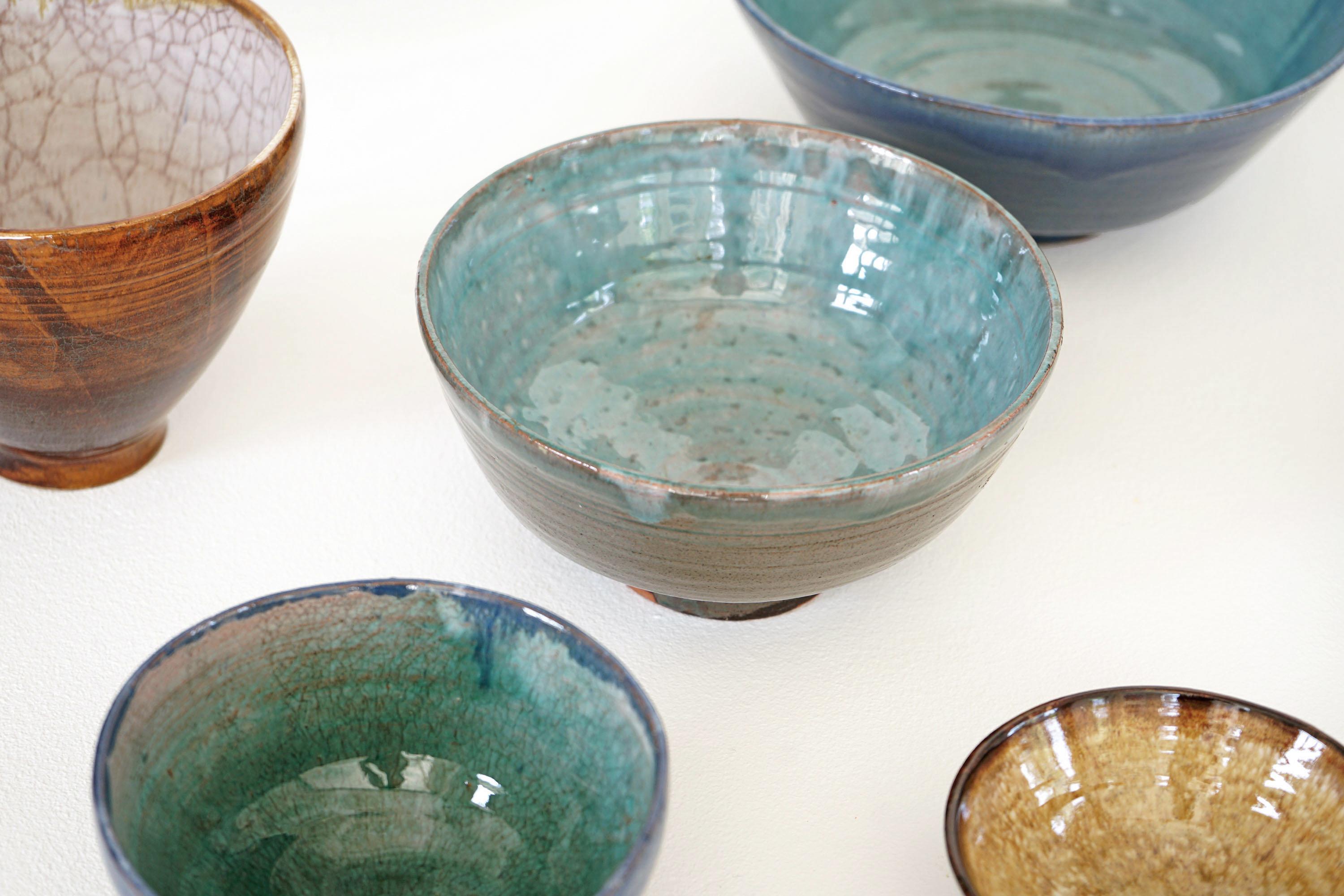Poteries Ensemble de bols en poterie de différents styles du milieu du siècle, années 1970, Studio Pottery en vente