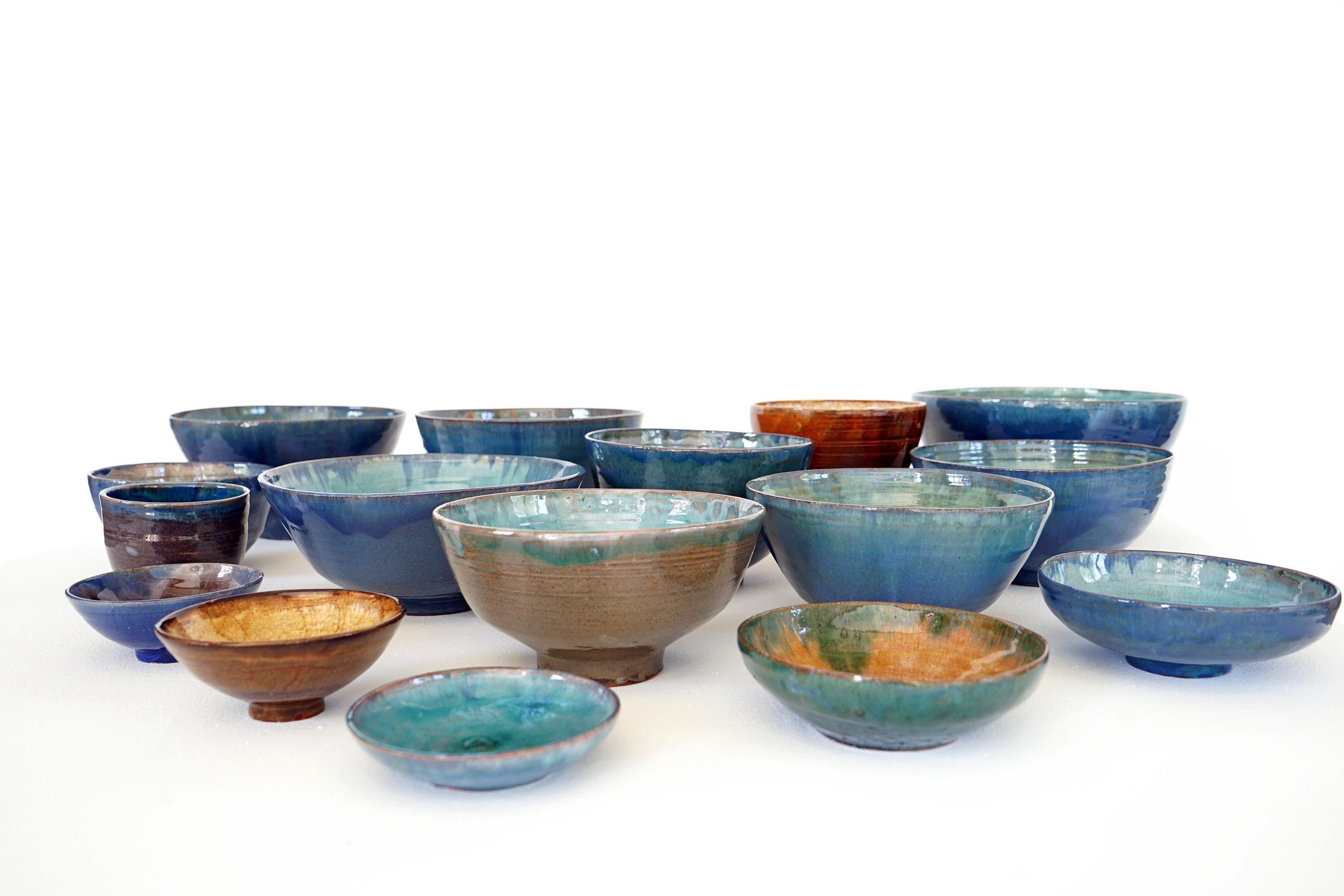 Ensemble de bols en poterie de différents styles du milieu du siècle, années 1970, Studio Pottery en vente 2