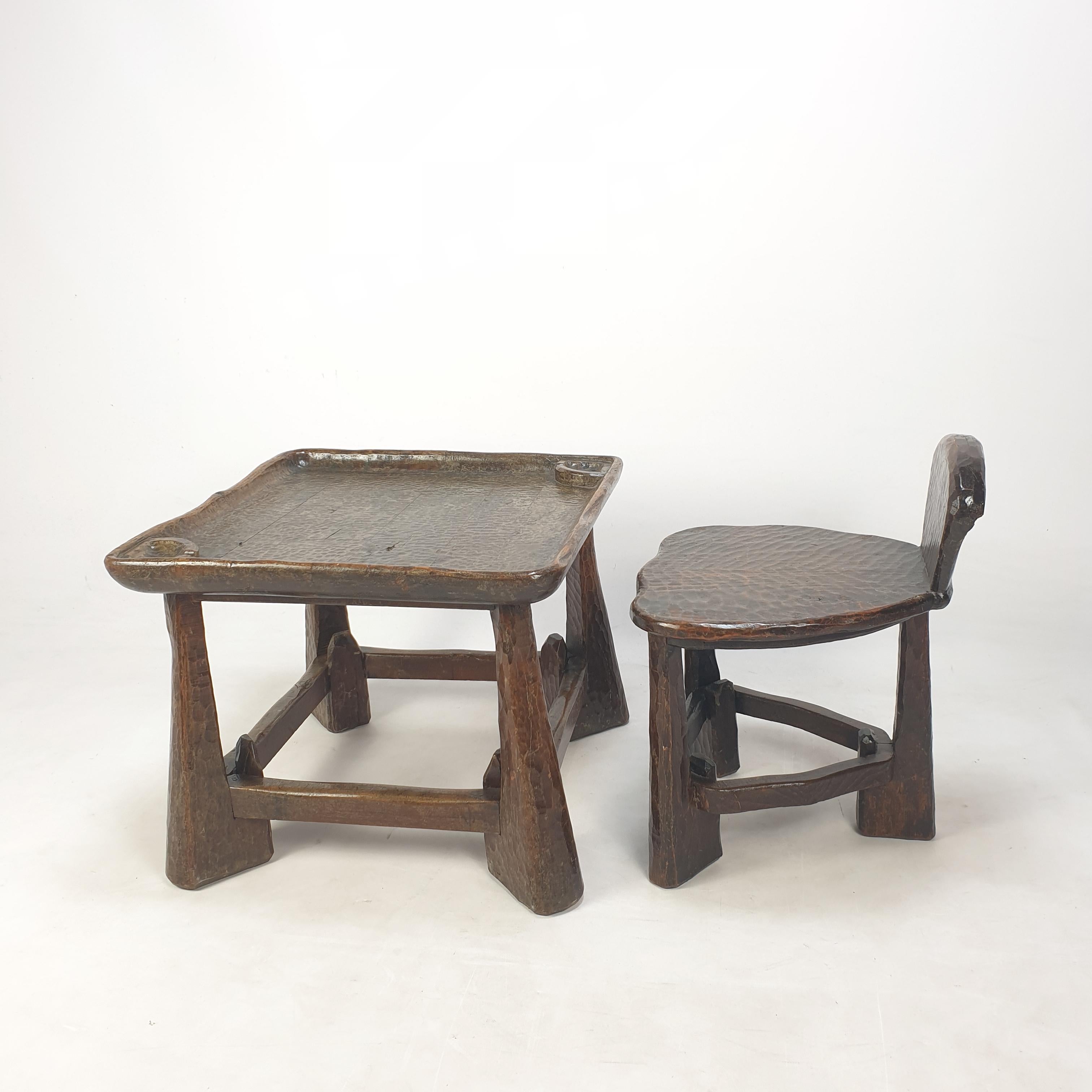 Un set molto bello di tavolo e sedia, realizzato in Italia negli anni '50.
Il set è realizzato a mano in Wood.

Le dimensioni del tavolo sono 60 cm (23,62 pollici) x 60 cm (23,62 pollici) x 48 cm (18,9 pollici).