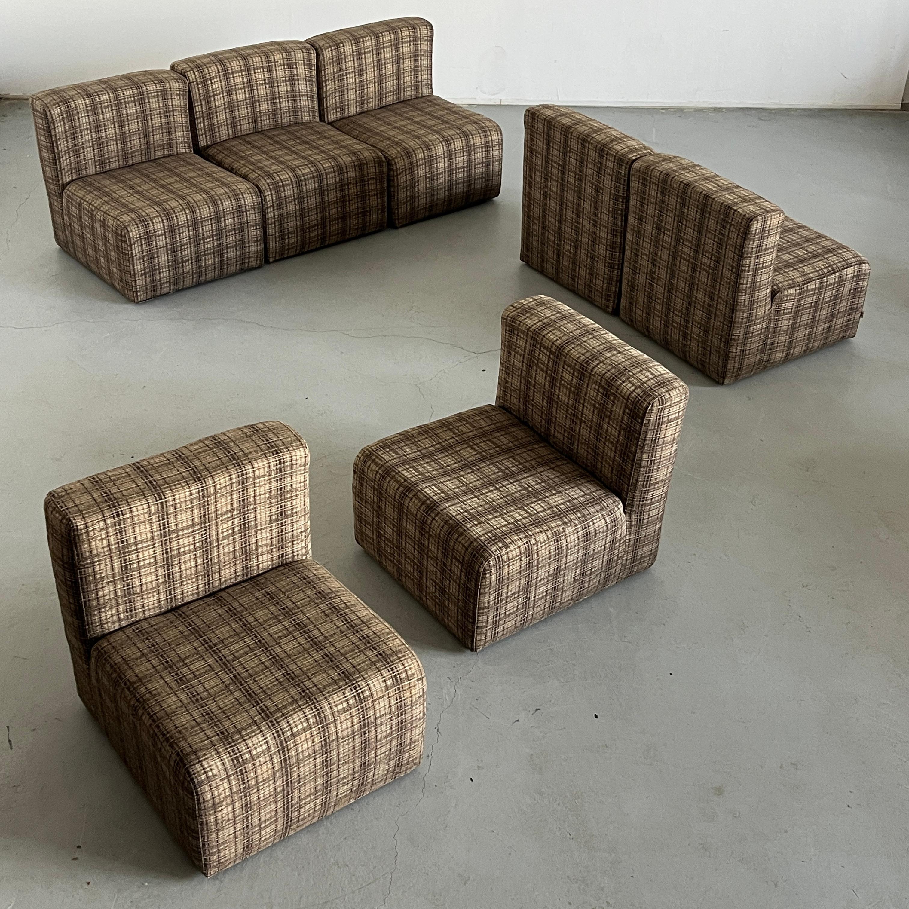 Elegante set di sedute modulari vintage composto da sette moduli con tappezzeria beige a quadri. Riconoscibile design italiano di metà secolo degli anni '70. Tappezzeria intricata e intrecciata.
Prodotto in Italia negli anni '70 dal produttore