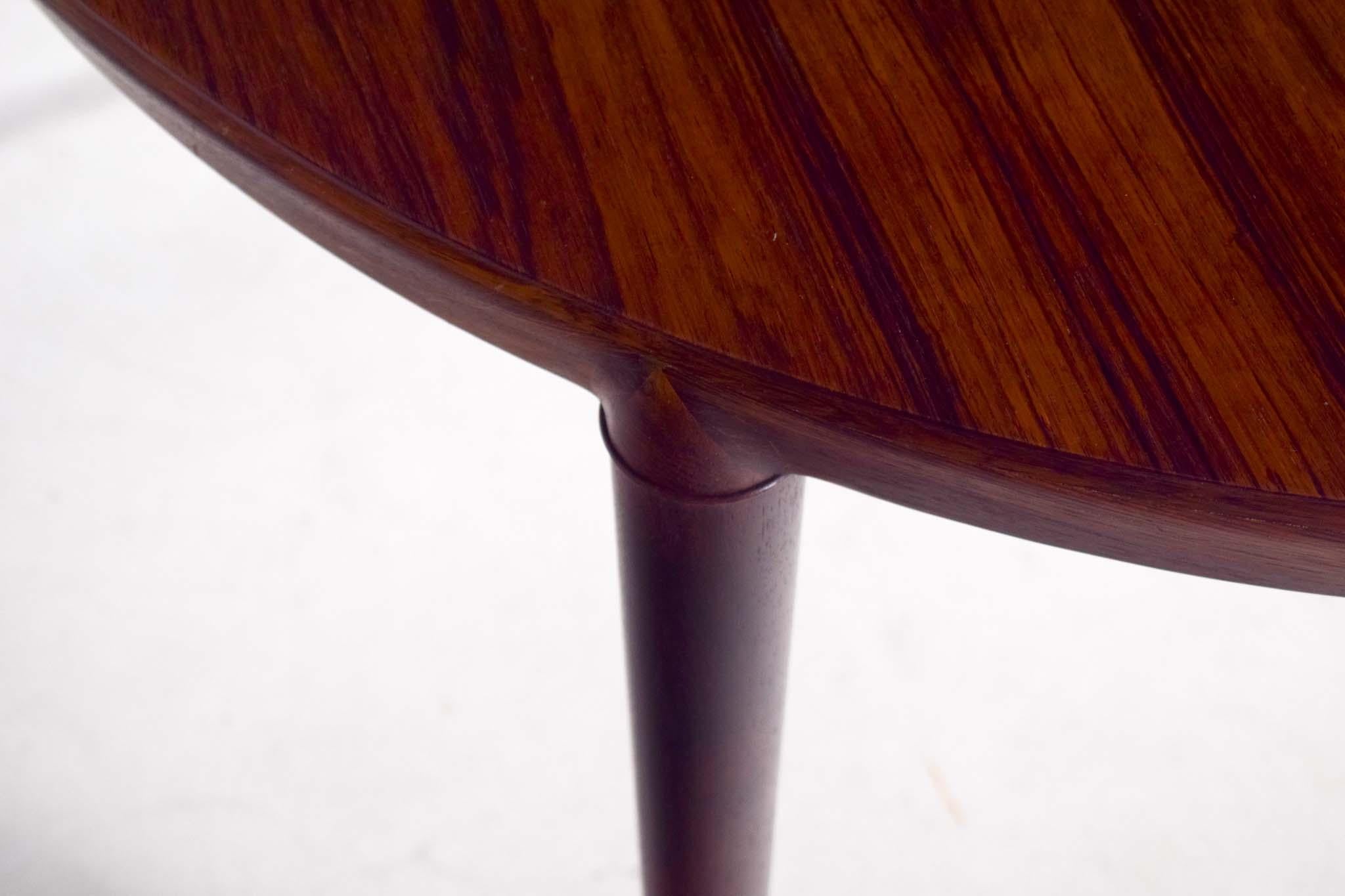 Cette table de salle à manger sophistiquée est une création du célèbre designer Severin Hansen Jr, réalisée pour Haslev. Elle met en valeur le savoir-faire exquis et les éléments de conception qui caractérisent le travail d'Hansen. La table est