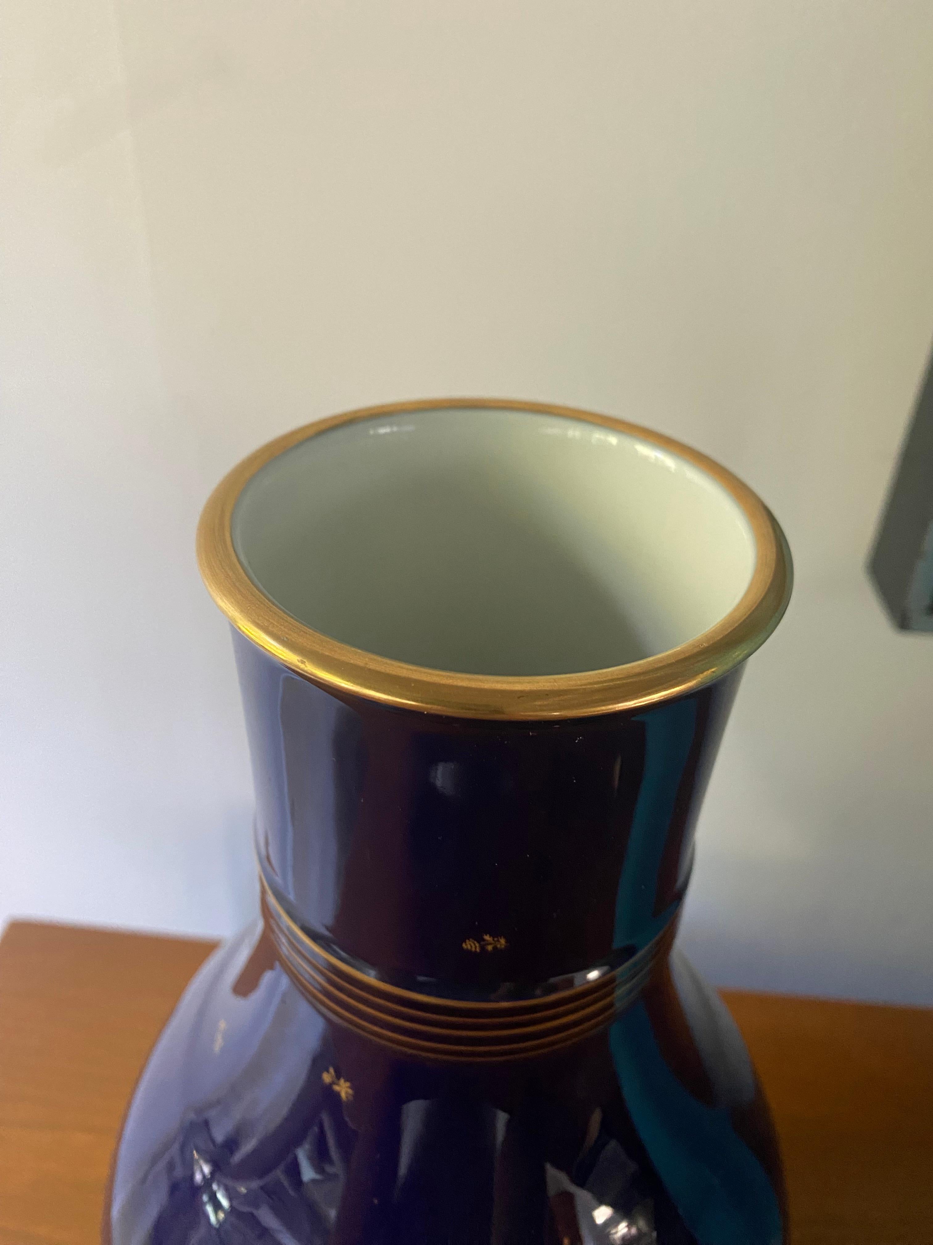 Fantastico vaso di metà secolo con decorazioni dorate su un ricco fondo blu scuro.
La forma #3 disegnata da Emile Decoeur (1876-1953)

Sul fondo
marcato con il francobollo verde Greene & Greene 1950 
Marchio rosso Sèvres d'ore K.
e inciso 