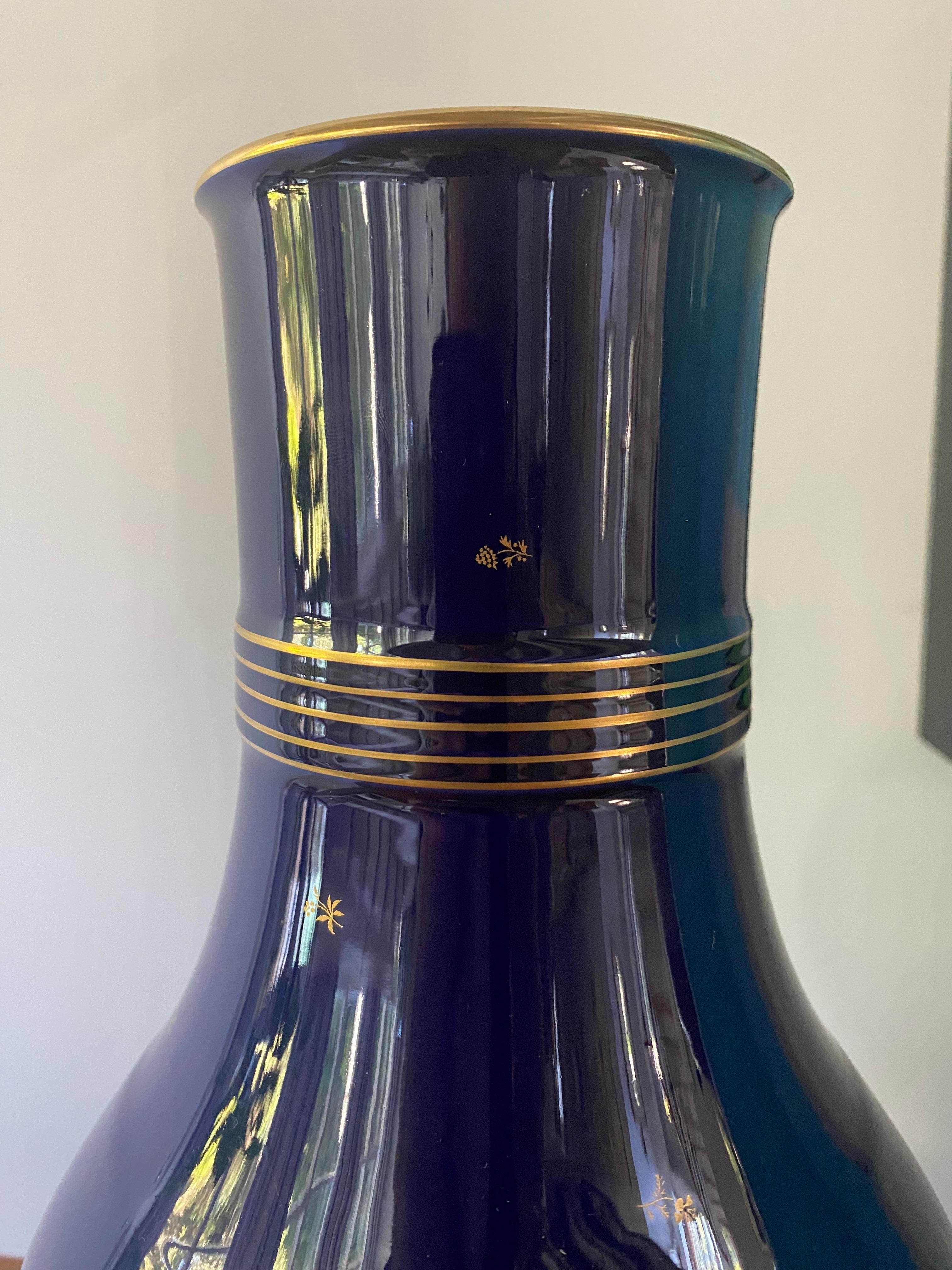 Mid-Century moderno Vaso di Sèvres della metà del secolo Francia in porcellana forma Decoeur 3 blu cobalto oro in vendita