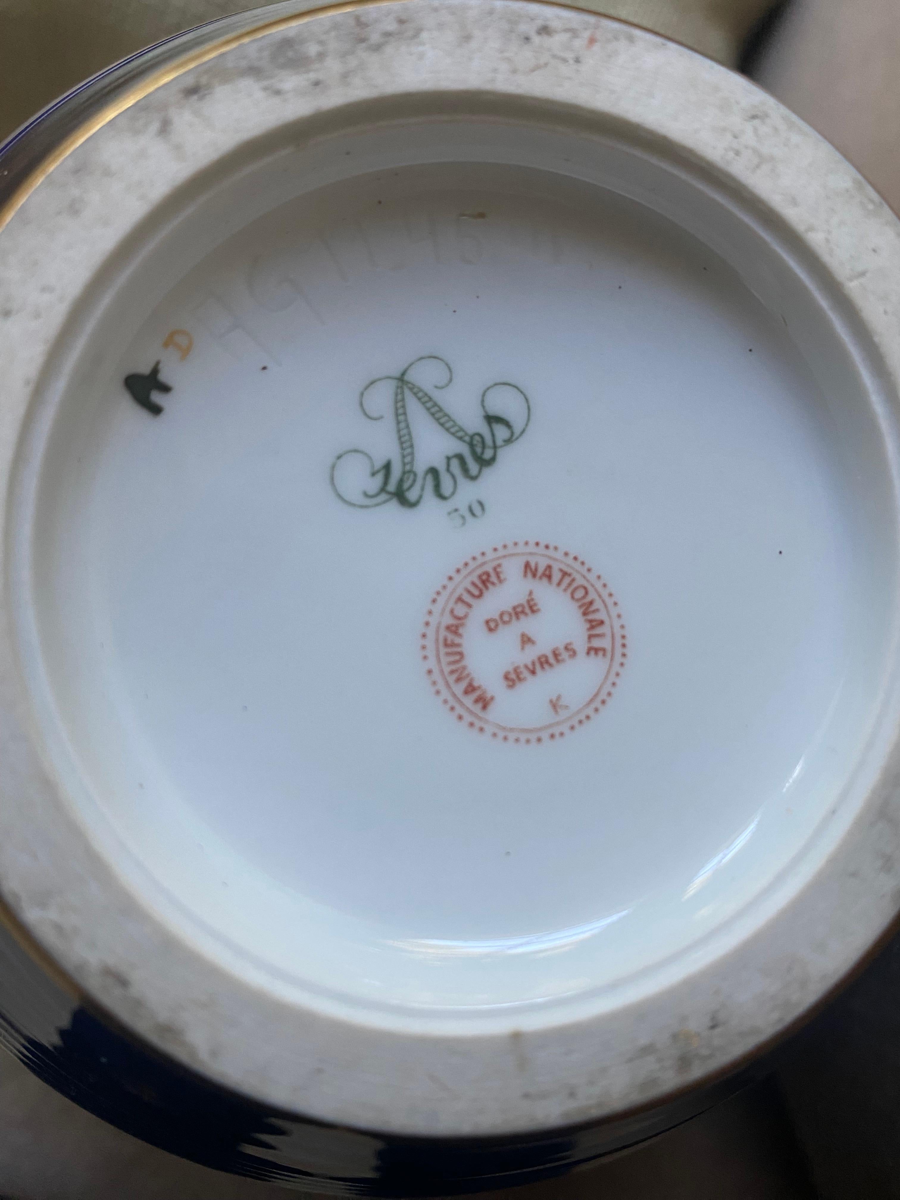 Dipinto a mano Vaso di Sèvres della metà del secolo Francia in porcellana forma Decoeur 3 blu cobalto oro in vendita