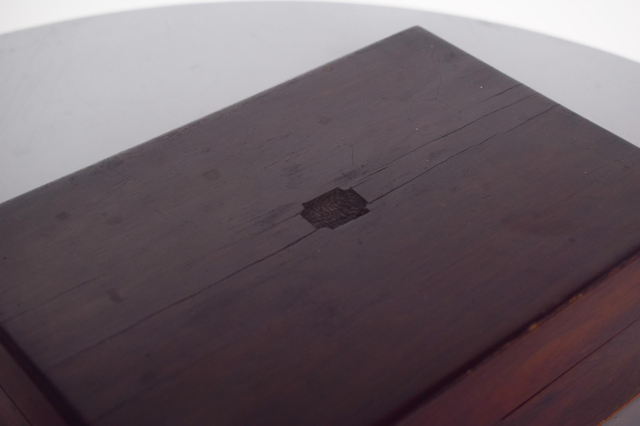 Costurero de mediados de siglo en madera oscura Moderno de mediados de siglo en venta