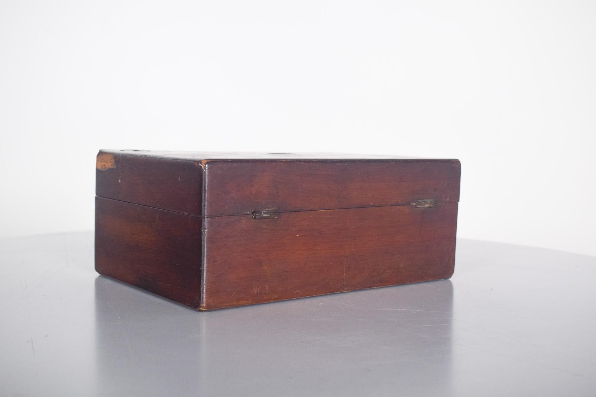 Costurero de mediados de siglo en madera oscura en venta 2