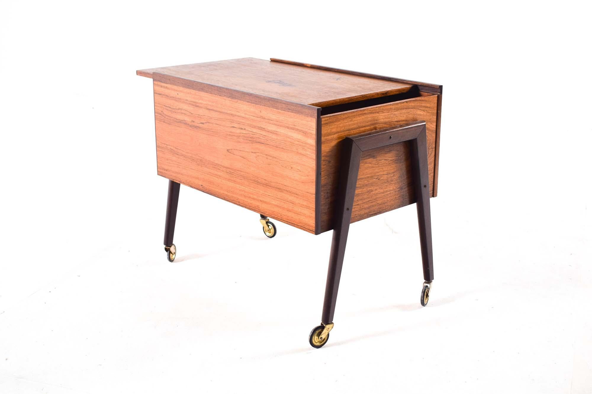 Mid Century Sewing Table in Rosewood with sliding top plate In Good Condition In Lisboa, Lisboa