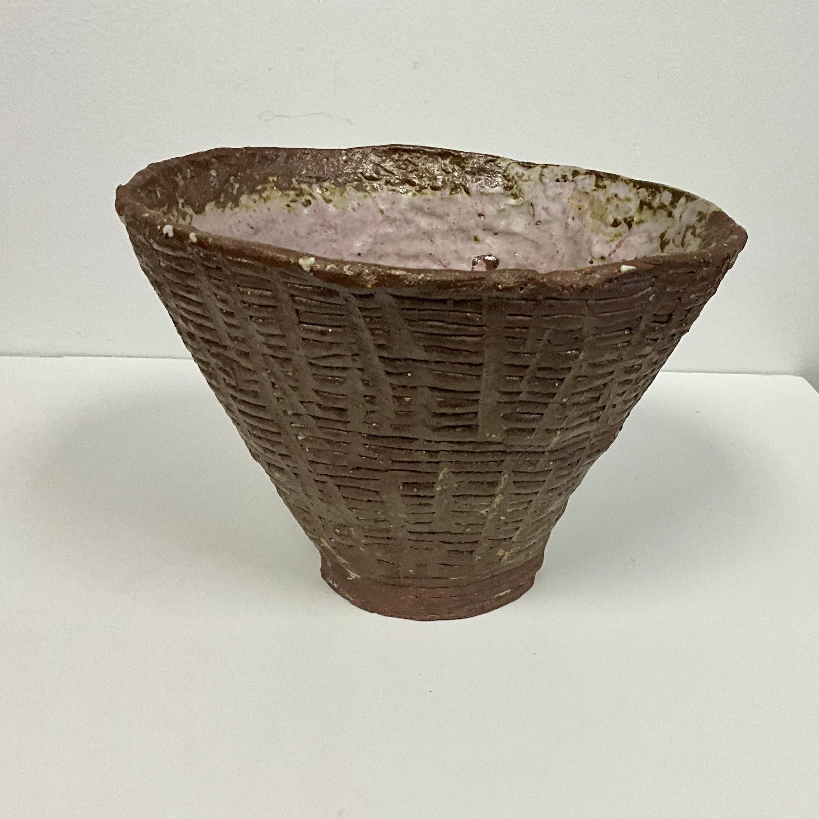 Studio Pottery di metà secolo in terracotta sgraffita con trama a canestro in vendita 3