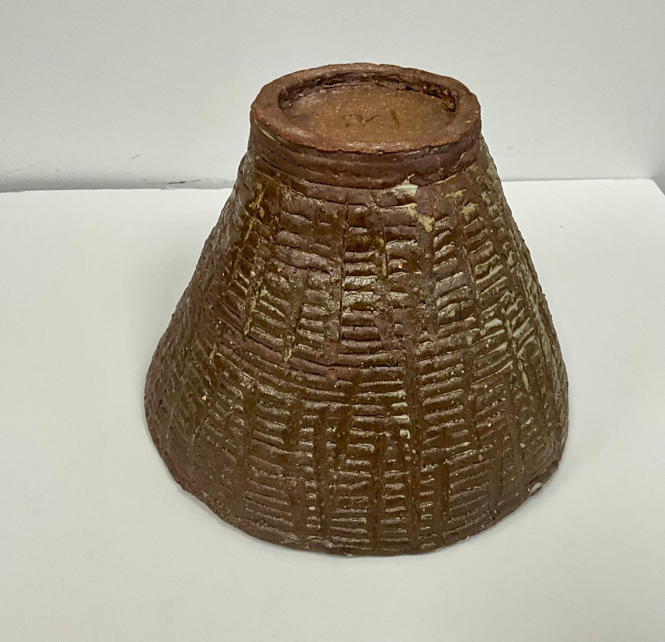 Fatto a mano Studio Pottery di metà secolo in terracotta sgraffita con trama a canestro in vendita