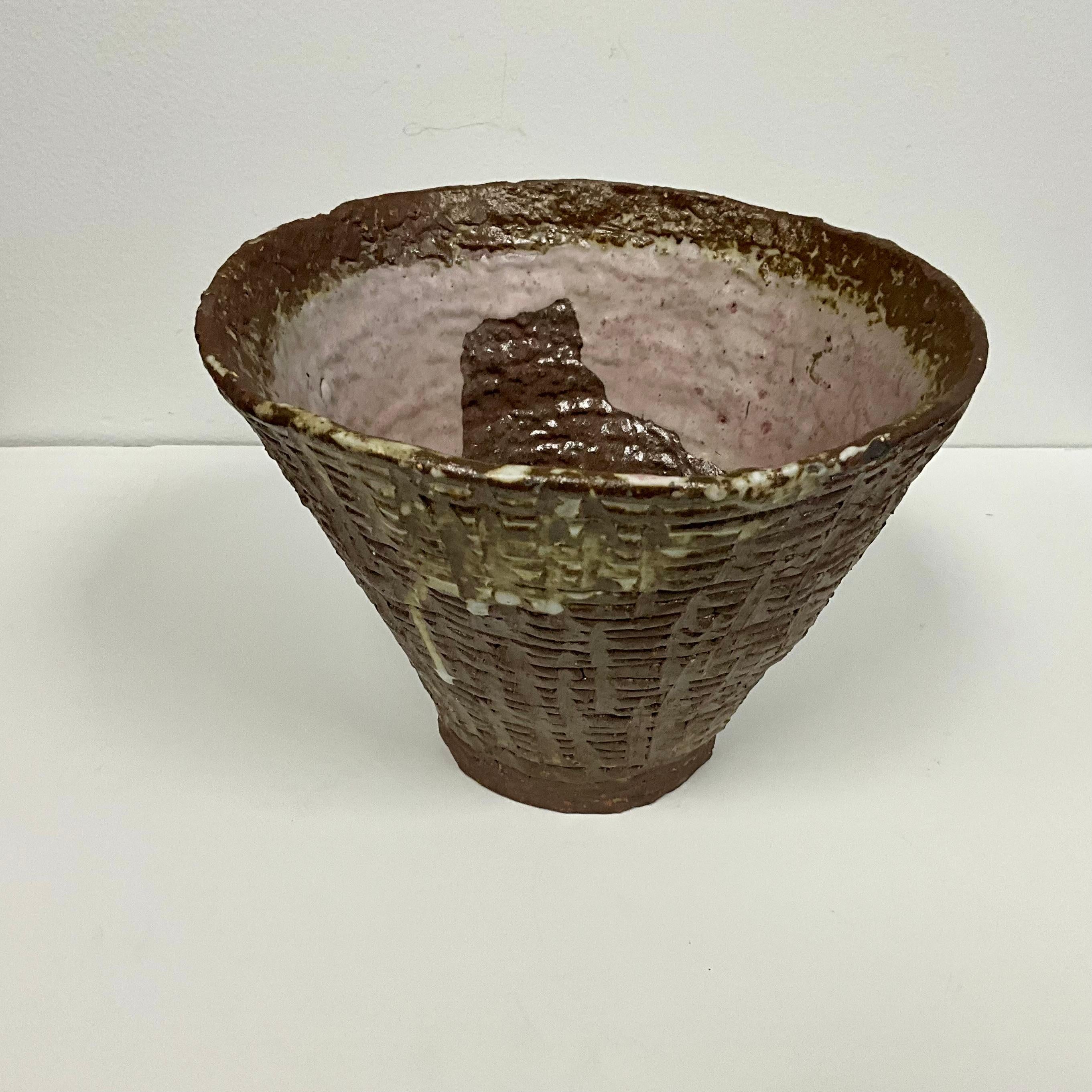 Studio Pottery di metà secolo in terracotta sgraffita con trama a canestro In condizioni buone in vendita a West Palm Beach, US