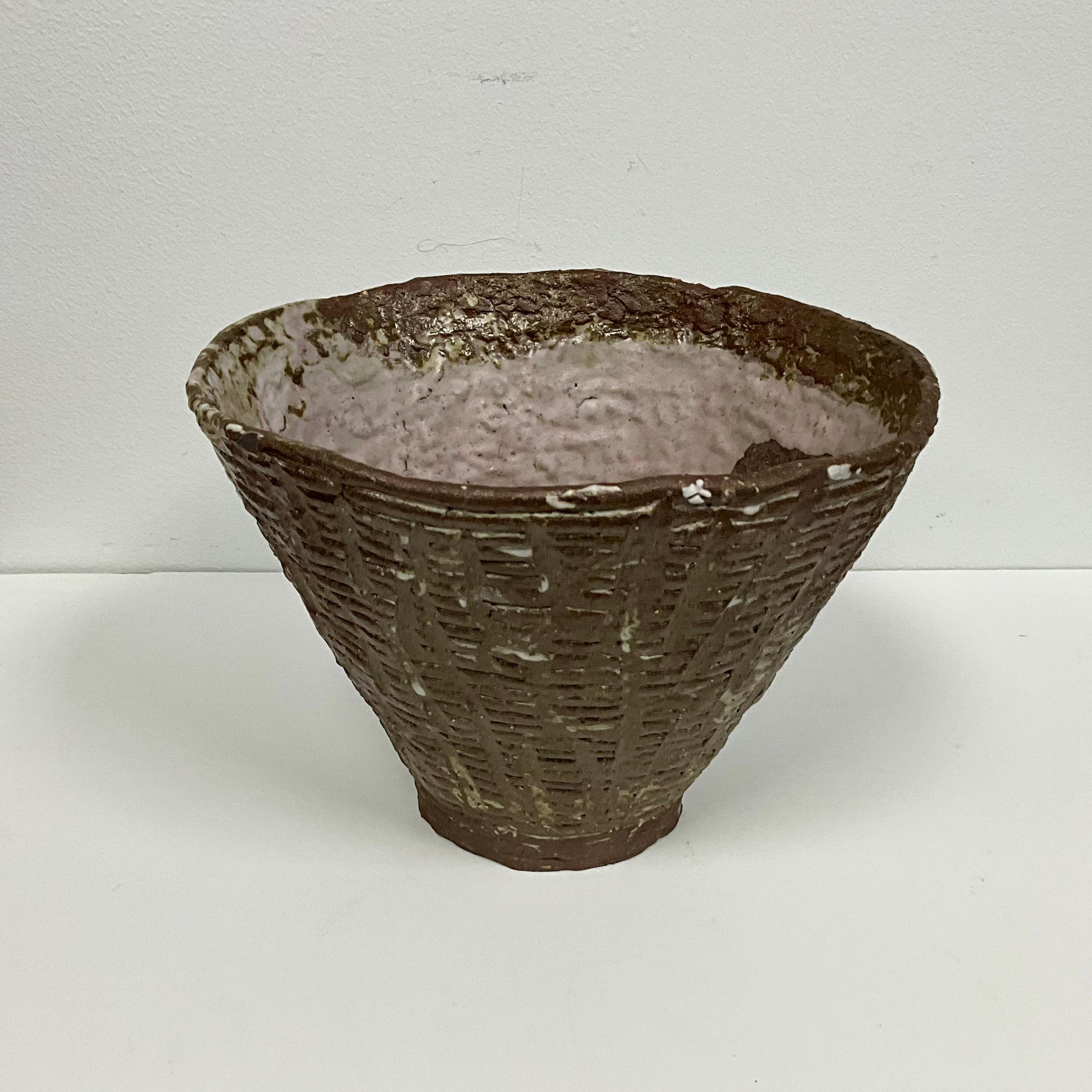 Studio Pottery di metà secolo in terracotta sgraffita con trama a canestro in vendita 1