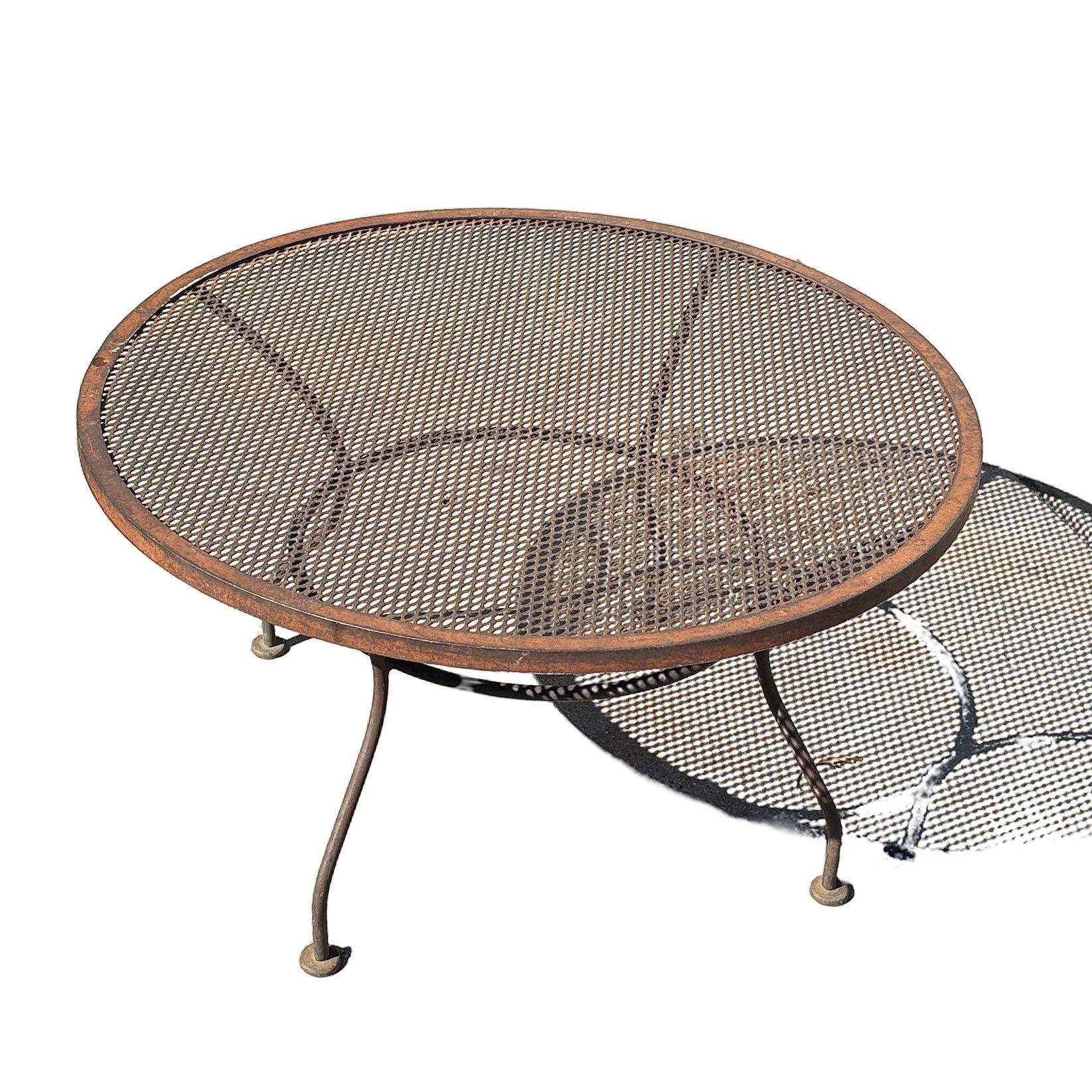 Mid-Century moderno Tavolino da caffè in ferro battuto Shabby Chic di metà secolo per esterni/patio in rete di Woodard in vendita