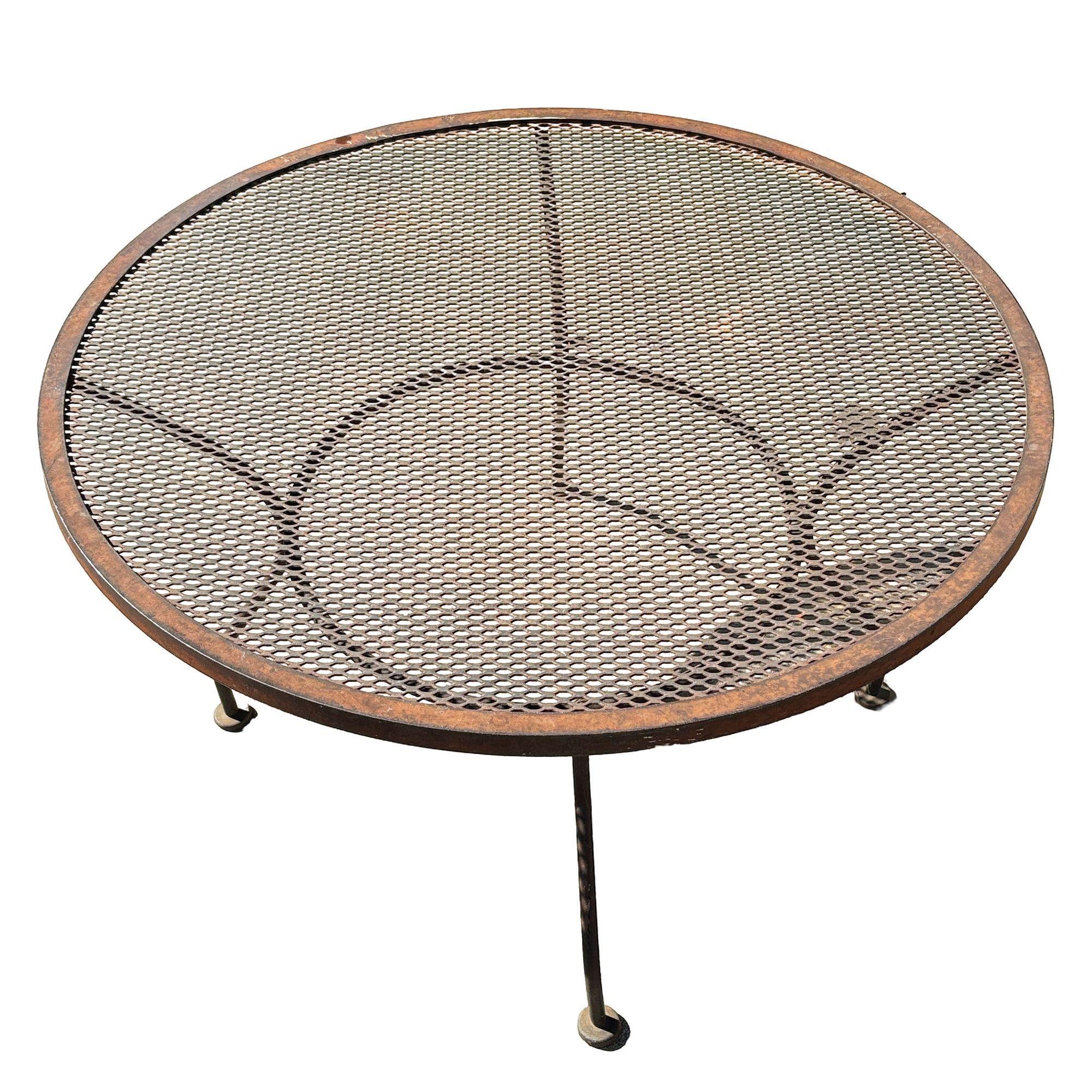 Americano Tavolino da caffè in ferro battuto Shabby Chic di metà secolo per esterni/patio in rete di Woodard in vendita