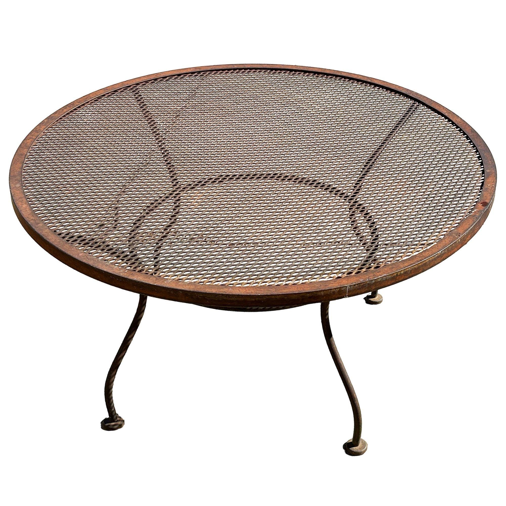 Tavolino da caffè in ferro battuto Shabby Chic di metà secolo per esterni/patio in rete di Woodard In condizioni ottime in vendita a Van Nuys, CA