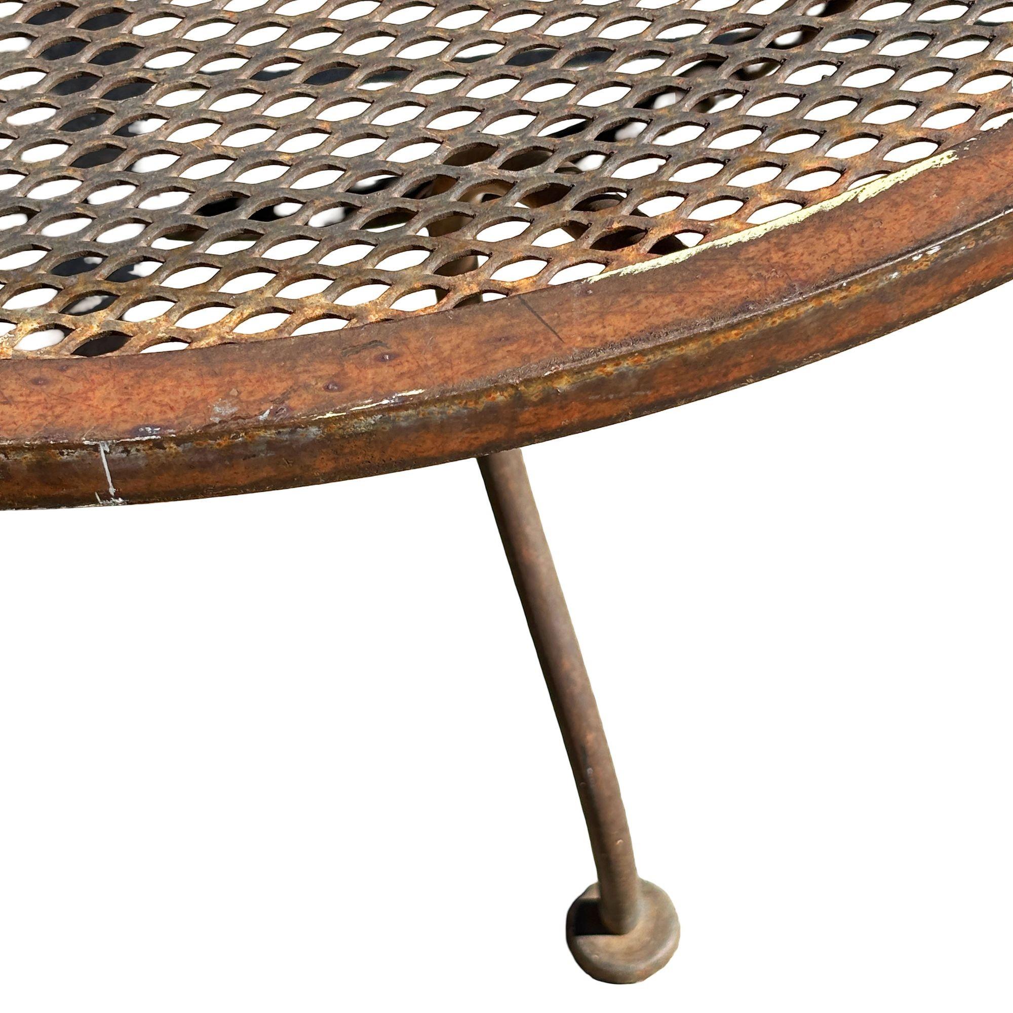 Metà XX secolo Tavolino da caffè in ferro battuto Shabby Chic di metà secolo per esterni/patio in rete di Woodard in vendita