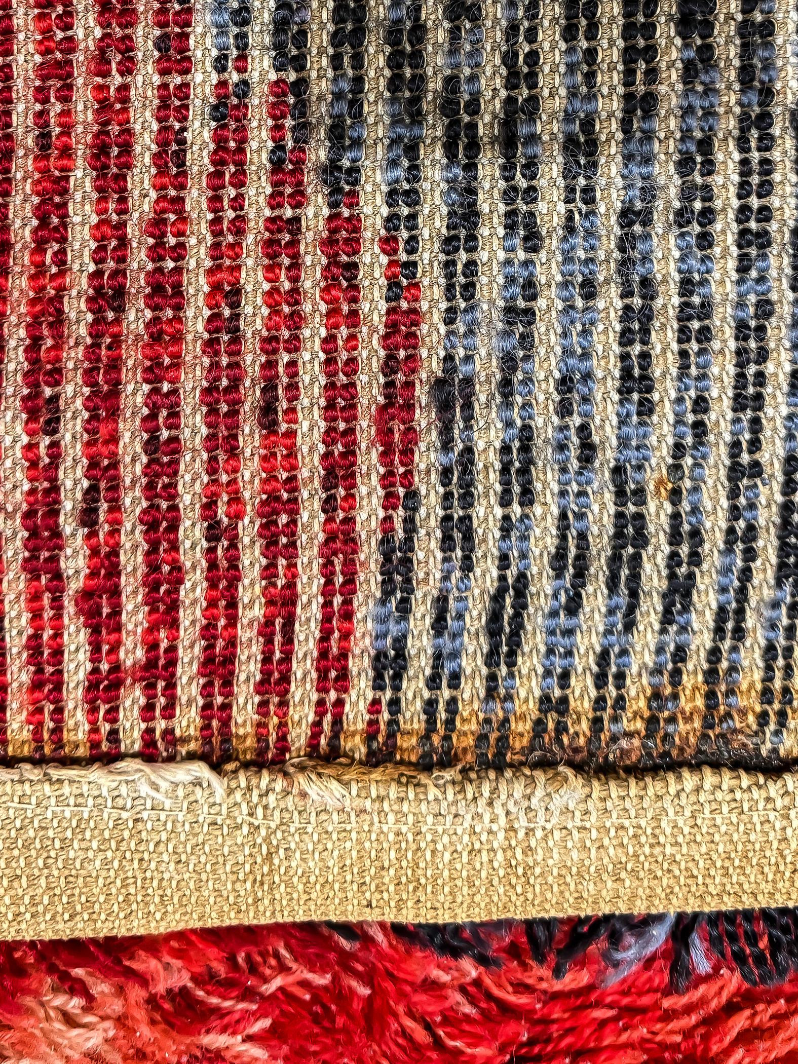Die Investition in einen zotteligen Teppich aus der Mitte der 1960er Jahre, der in verschiedenen Rot- und Grautönen gehalten ist, bietet mehr als nur einen Bodenbelag - er bietet die Möglichkeit, Ihren Raum mit Retro-Charme und unvergleichlichem
