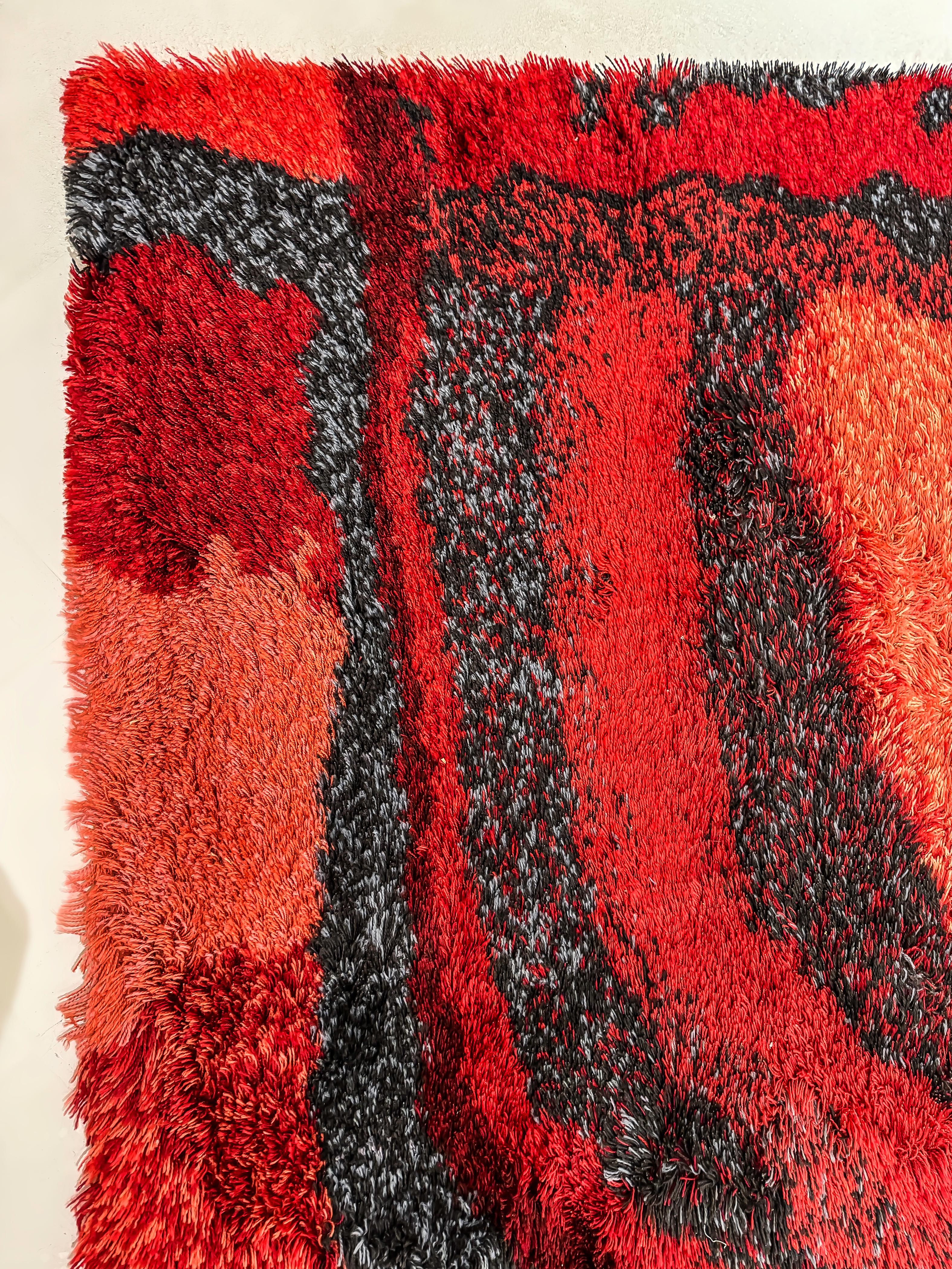 European Mid-century shaggy rug from the 60s in different shades of red and gray scales For Sale