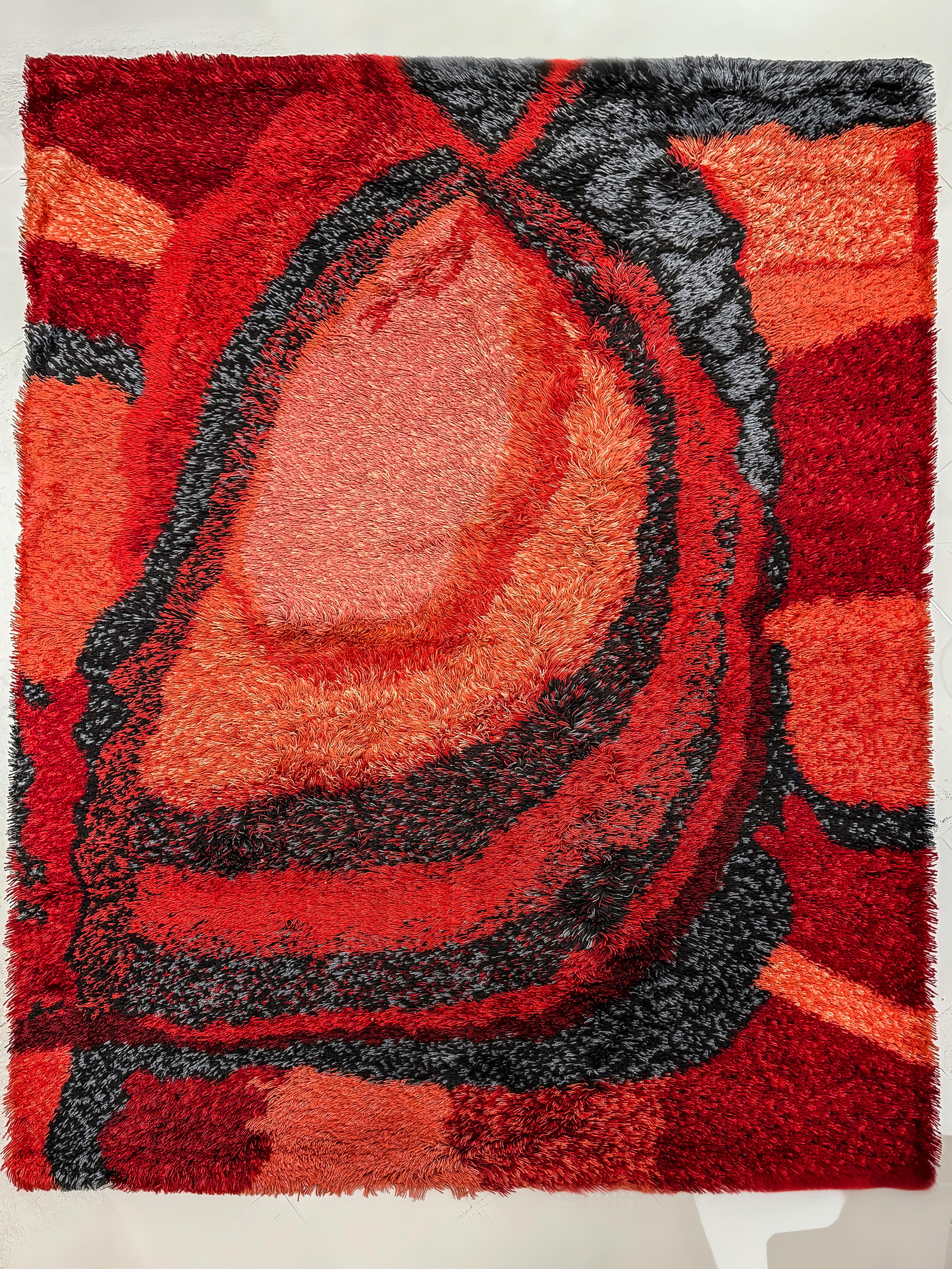 Mid-century shaggy rug from the 60s in different shades of red and gray scales In Good Condition For Sale In BARCELONA, ES