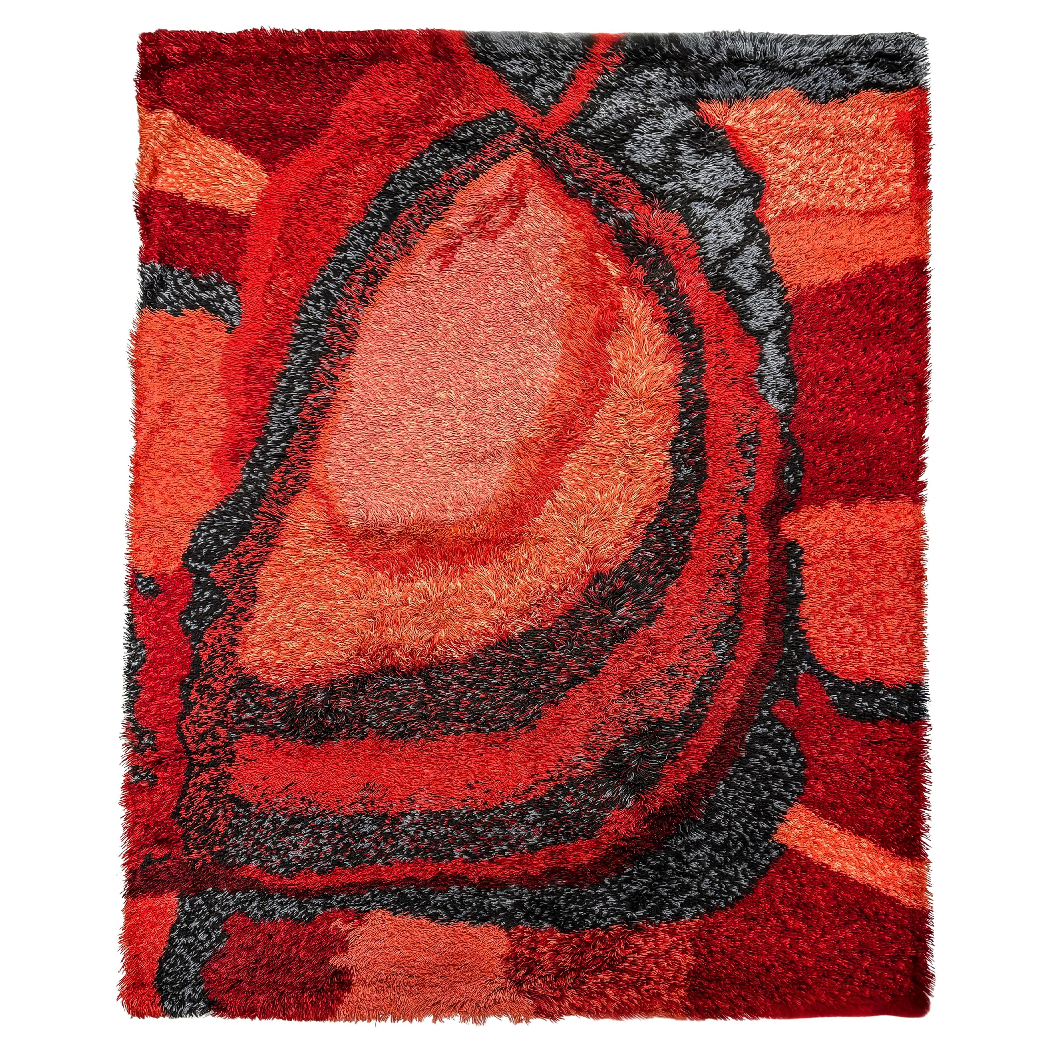 Mid-century shaggy rug from the 60s in different shades of red and gray scales For Sale