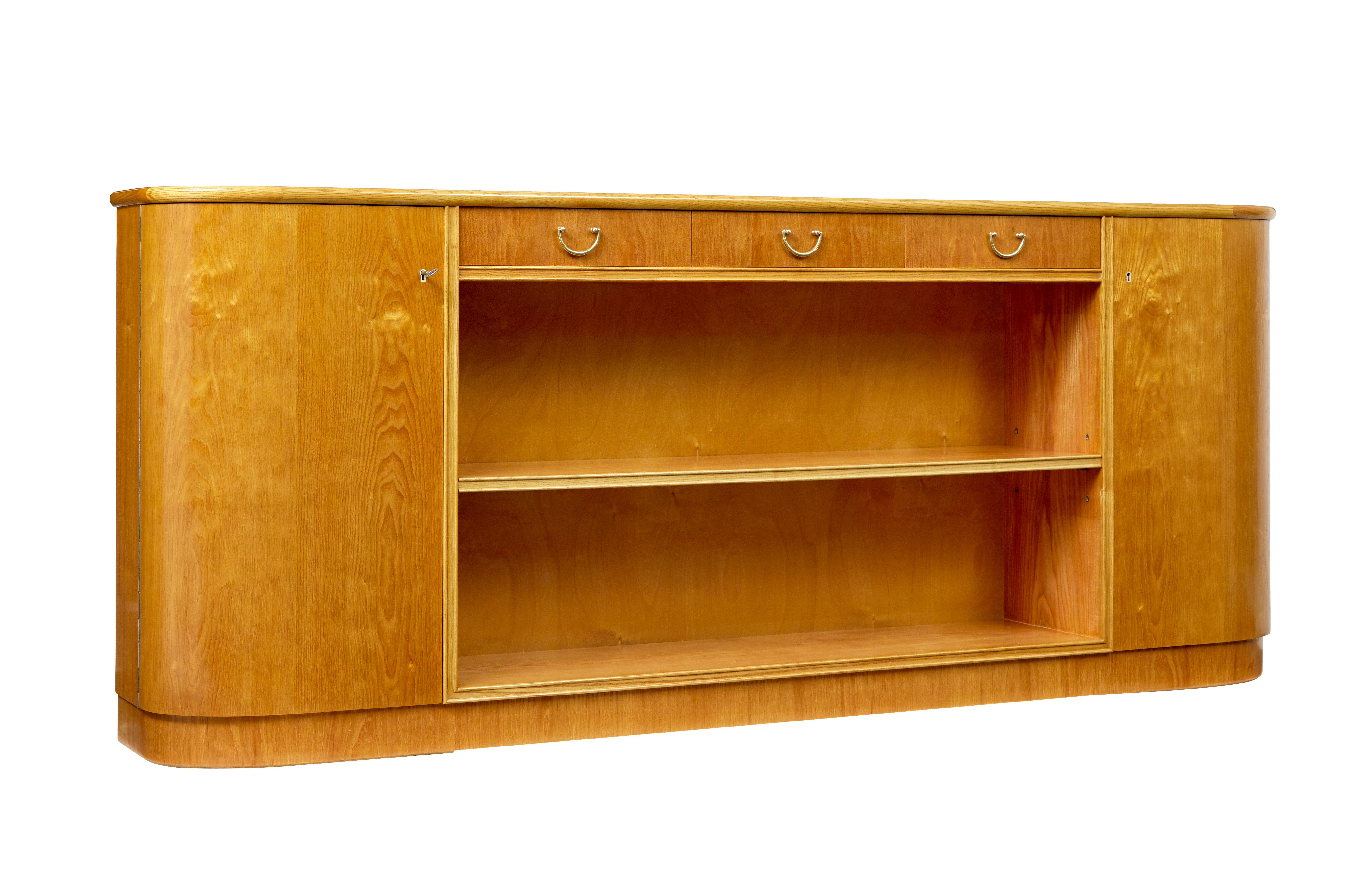 Mid century shaped Scandinavian elm low open bookcase In Good Condition For Sale In Debenham, Suffolk