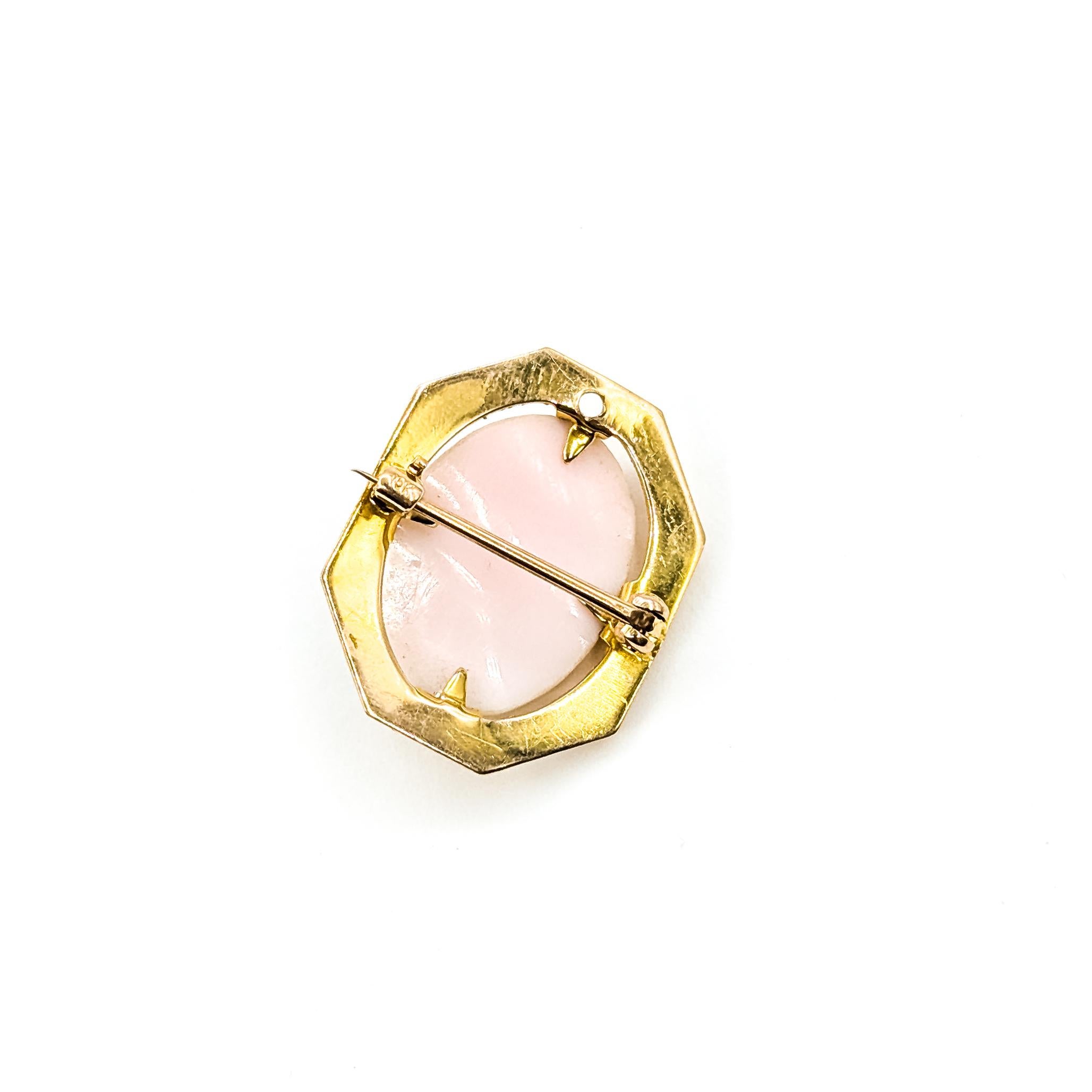 Broche en or jaune 10k avec camée en coquillage du milieu du siècle Pour femmes en vente