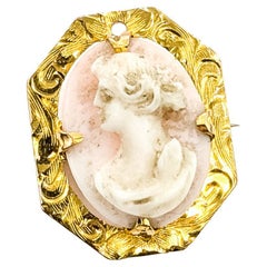 Mid-Century Shell Cameo Brooch in 10k Yellow Gold