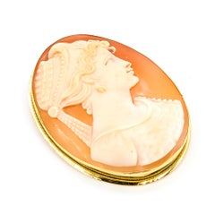 Mid-Century Shell Cameo Pendant in 18k Yellow Gold