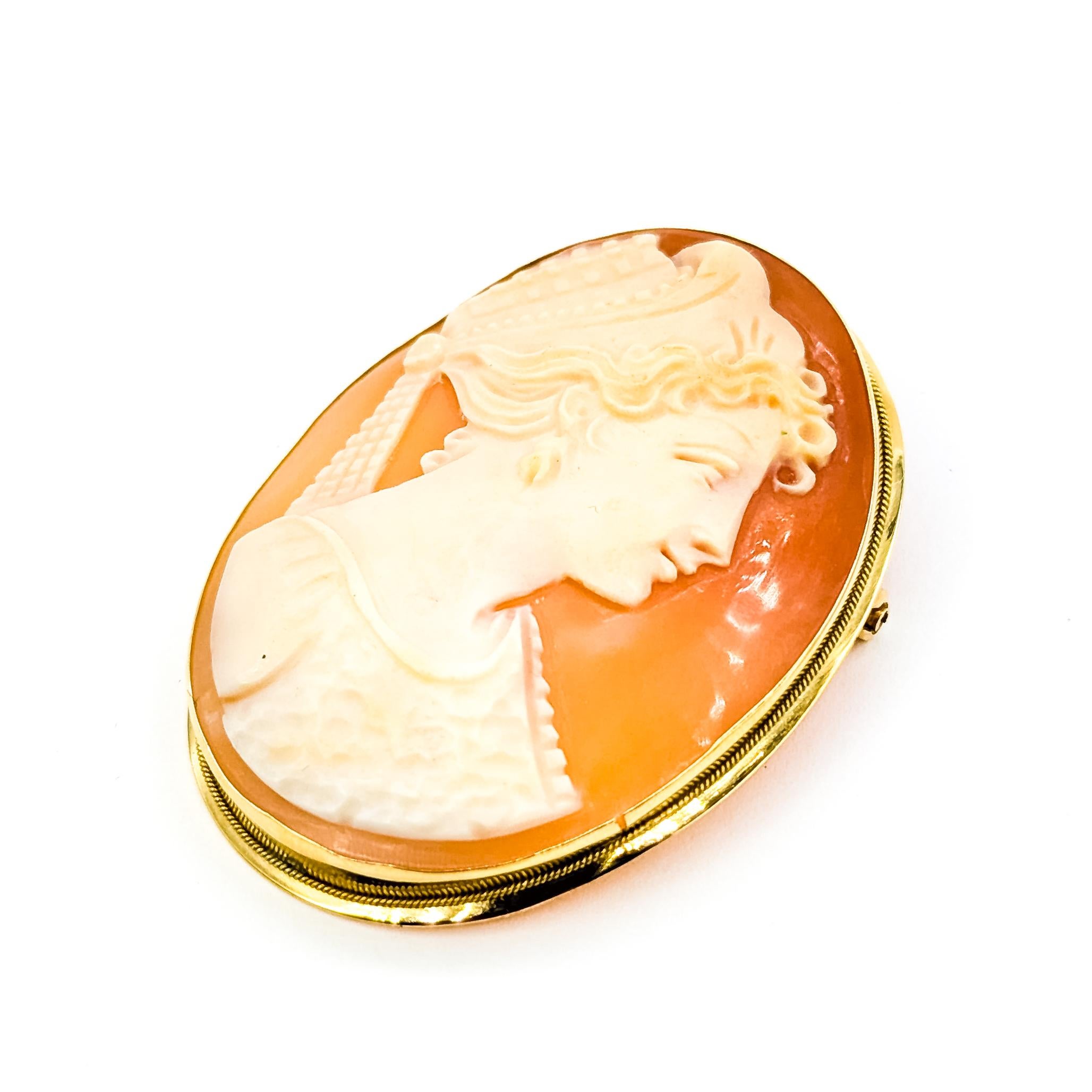 Rétro Pendentif en or jaune 18k avec camée en coquillage du milieu du siècle en vente