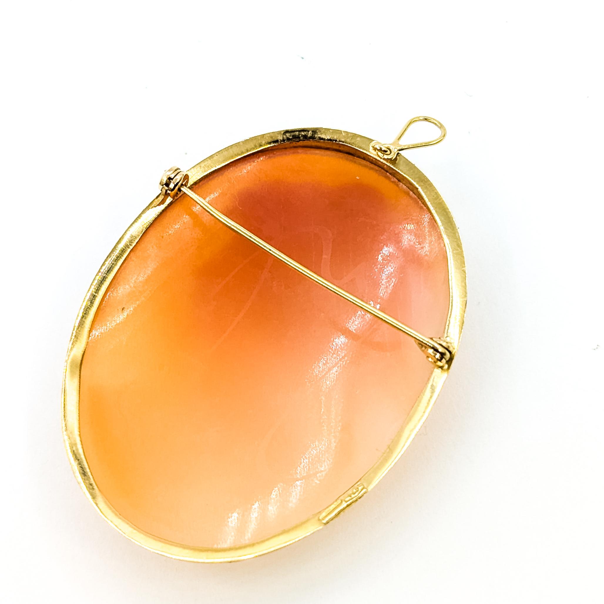 Taille ovale Pendentif en or jaune 18k avec camée en coquillage du milieu du siècle en vente