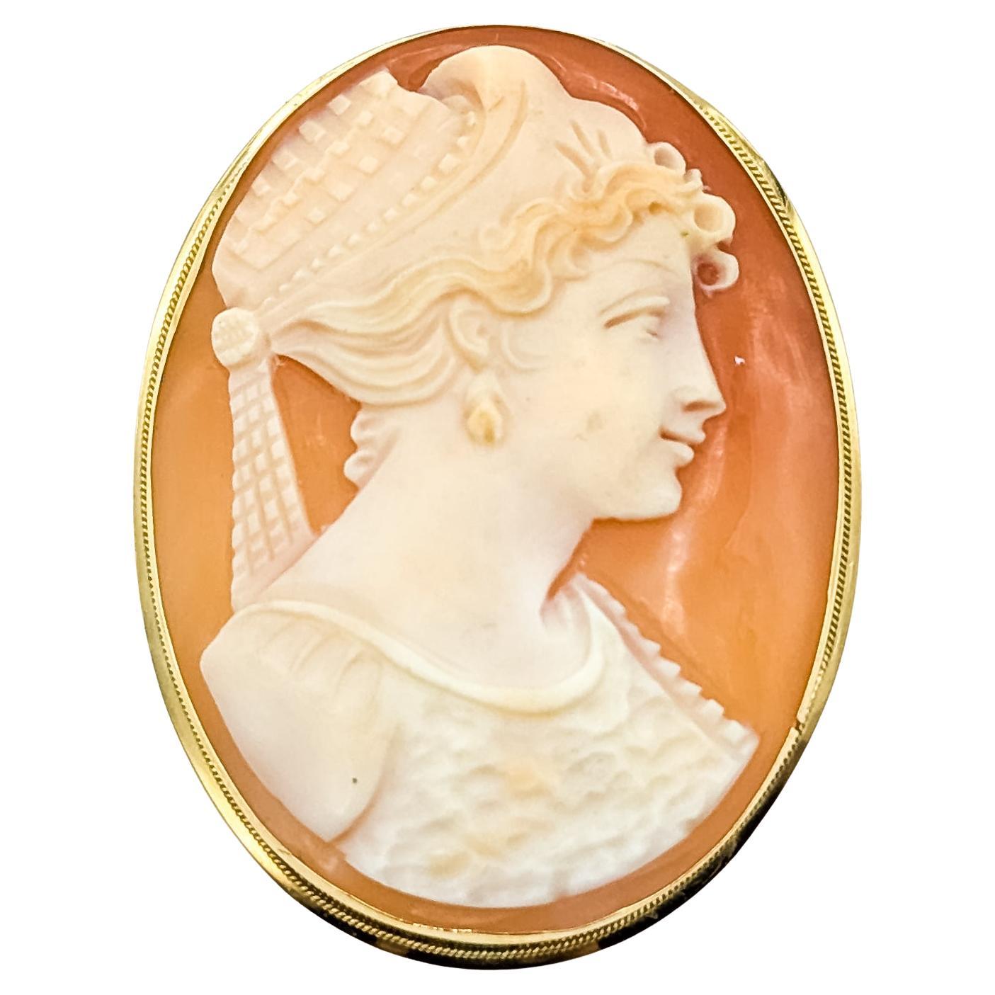 Pendentif en or jaune 18k avec camée en coquillage du milieu du siècle