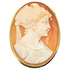 Pendentif en or jaune 18k avec camée en coquillage du milieu du siècle