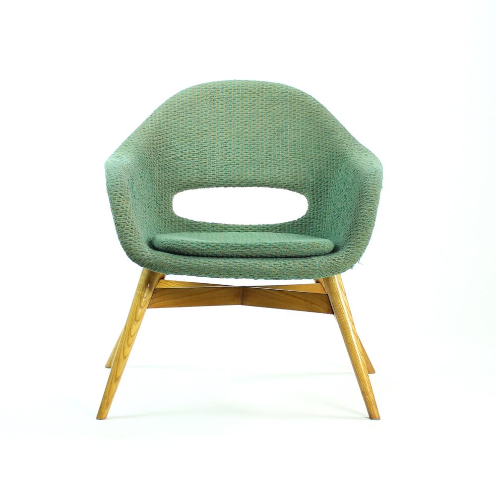 Cette chaise au design intemporel et futuriste a été conçue par Frantisek Jirak au milieu des années 1960, à l'époque où de nombreux designers tchécoslovaques exprimaient leurs idées futuristes. Les chaises classiques à coque ont une assise en fibre
