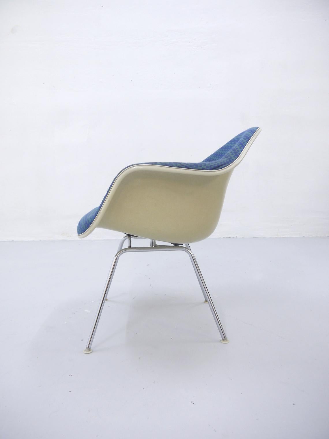 Midcentury Shell Chair, Charles Eames Herman Miller, Alexander Girard Fabric In Good Condition In Zagreb, HR