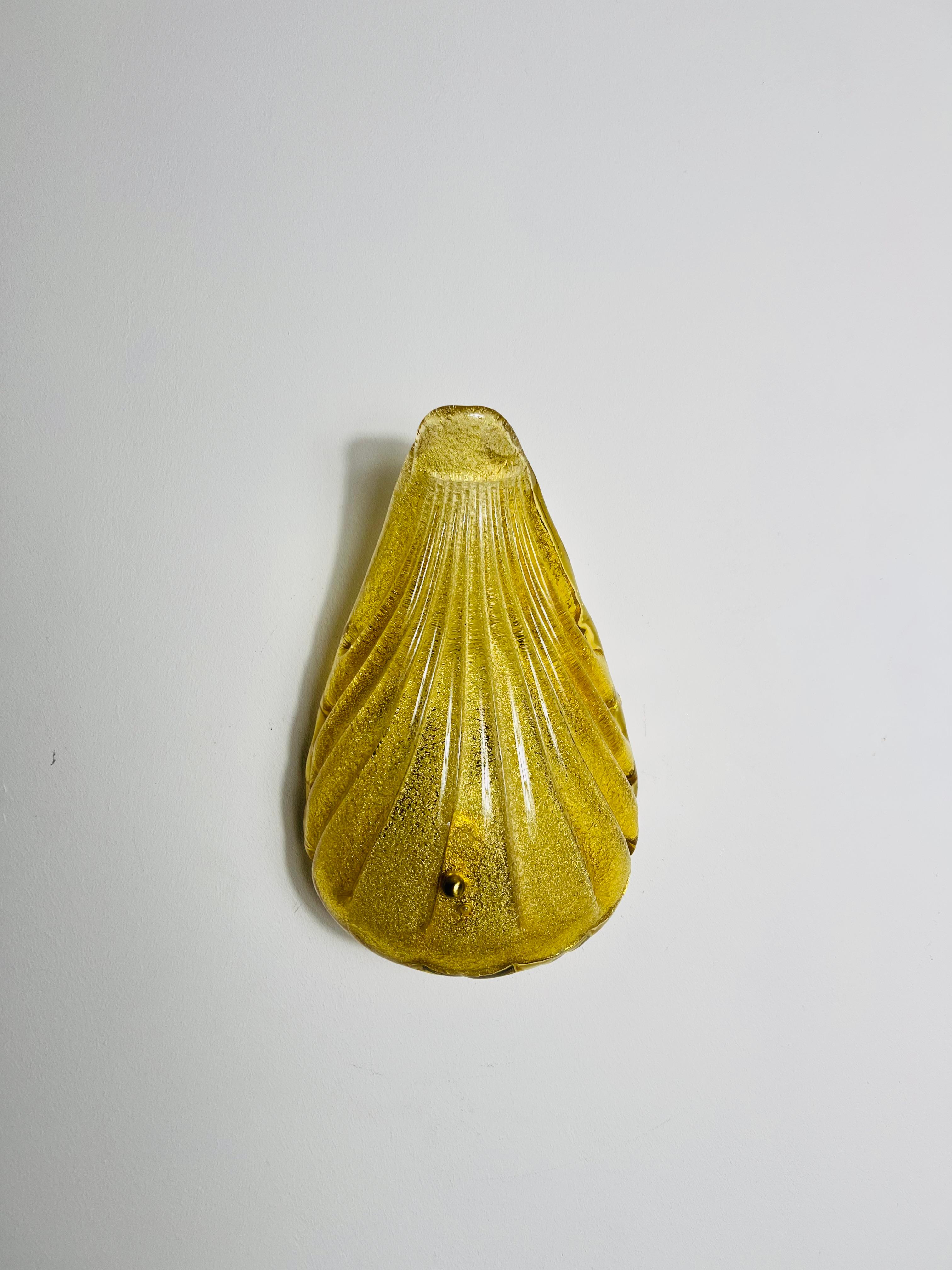 Mid-Century Shell Shaped Glass Wall Lamp, Italy, 1960s In Good Condition For Sale In Hagenbach, DE